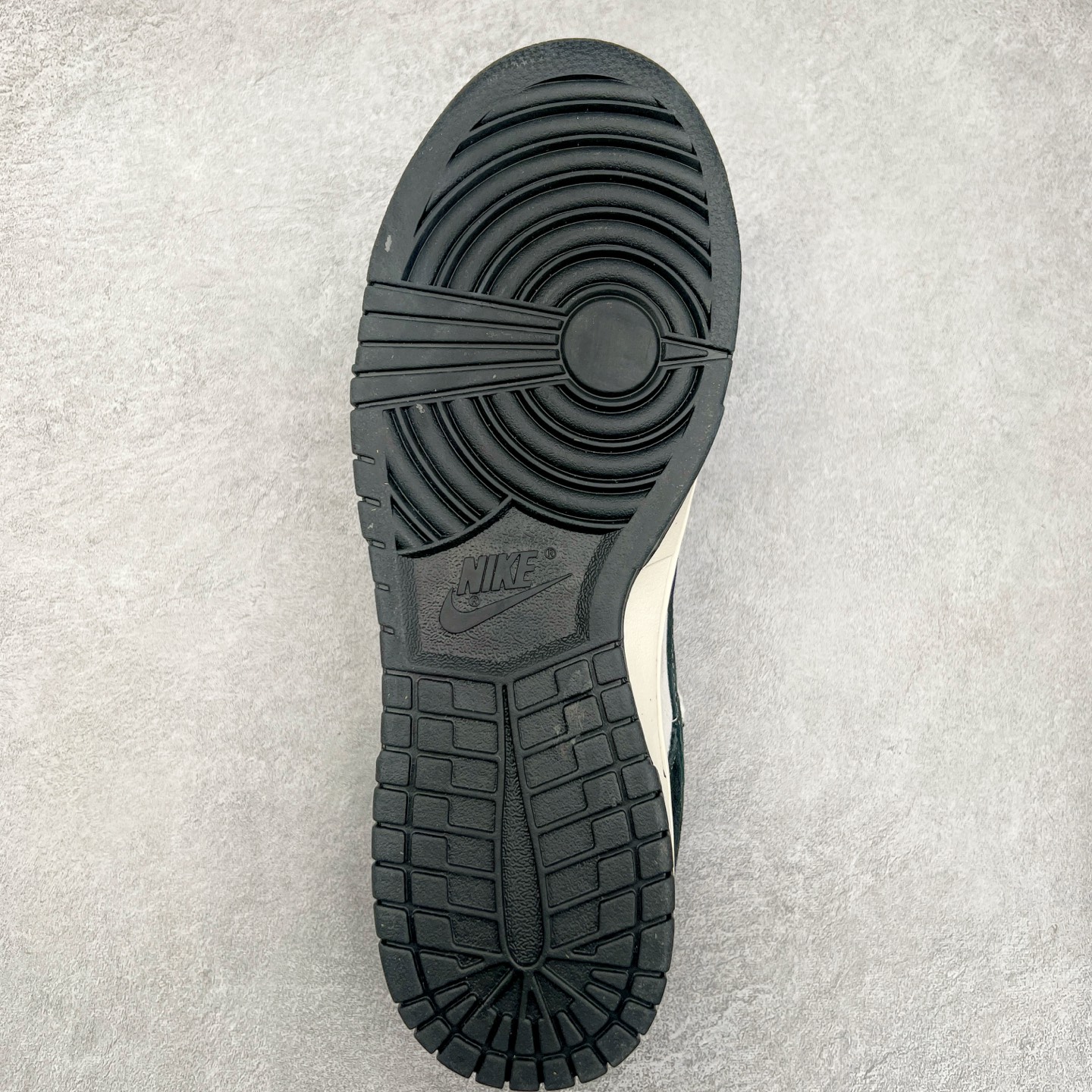 图片[9]-NK Dunk Low 定制配色 SC9207-403 大厂出品 极力推荐 原装头层材料 独家版型蒸餾加工帶來的是更好的视觉和脚感体验大厂纯原品质出货 清洁度 电绣工艺 皮料切割干净无任何毛边 细节完美 实拍调校N版已经零色差零失真 百分百还原实物色彩所见即所得 不存在货不对板色差等低级问题 选购参考实物拍摄 不混卖不参货 只用心做好货严格选品 承诺混一赔十 尺码：36 36.5 37.5 38 38.5 39 40 40.5 41 42 42.5 43 44 44.5 45-选品中心