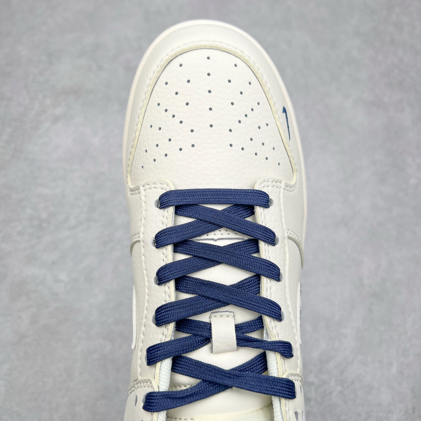 图片[4]-NK Dunk Low 定制配色 XY1688-001 大厂出品 极力推荐 原装头层材料 独家版型蒸餾加工帶來的是更好的视觉和脚感体验大厂纯原品质出货 清洁度 电绣工艺 皮料切割干净无任何毛边 细节完美 实拍调校N版已经零色差零失真 百分百还原实物色彩所见即所得 不存在货不对板色差等低级问题 选购参考实物拍摄 不混卖不参货 只用心做好货严格选品 承诺混一赔十 尺码：36 36.5 37.5 38 38.5 39 40 40.5 41 42 42.5 43 44 44.5 45-选品中心