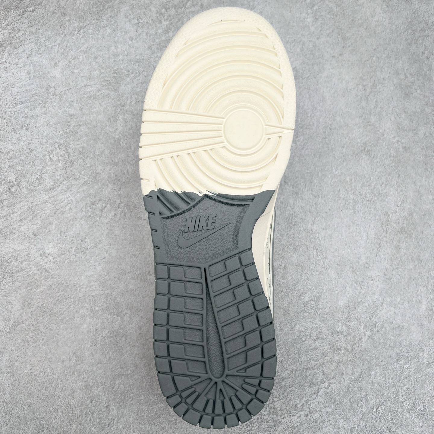 图片[9]-NK Dunk Low 定制配色 XS6089-535 大厂出品 极力推荐 原装头层材料 独家版型蒸餾加工帶來的是更好的视觉和脚感体验大厂纯原品质出货 清洁度 电绣工艺 皮料切割干净无任何毛边 细节完美 实拍调校N版已经零色差零失真 百分百还原实物色彩所见即所得 不存在货不对板色差等低级问题 选购参考实物拍摄 不混卖不参货 只用心做好货严格选品 承诺混一赔十 尺码：36 36.5 37.5 38 38.5 39 40 40.5 41 42 42.5 43 44 44.5 45-选品中心