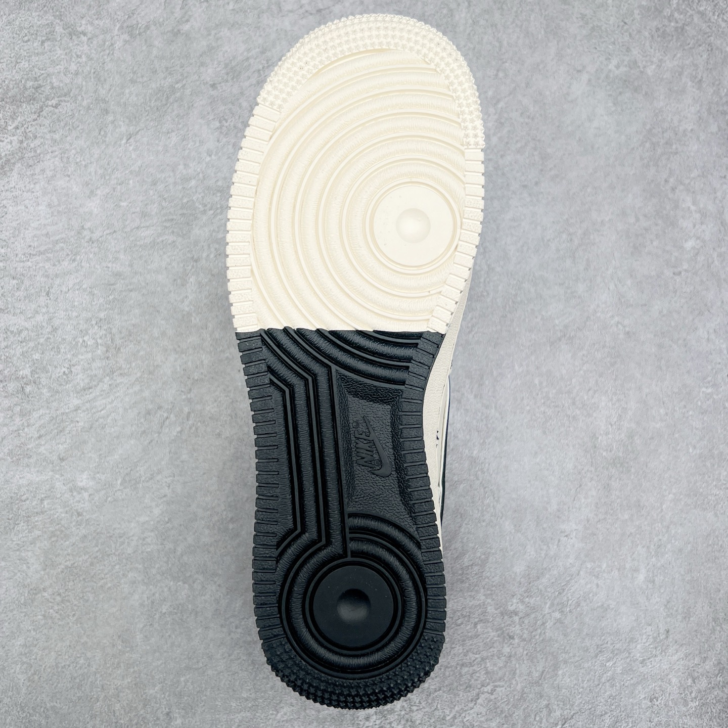 图片[9]-NK Air Force 1´07 Low 空军一号低帮百搭休闲运动板鞋 XS1958-523 柔软、弹性十足的缓震性能和出色的中底设计 横跨复古与现代的外型结合 造就出风靡全球 三十多年的Force 1 直到今天还深受青睐 实拍调校N版已经零色差零失真 百分百还原实物色彩所见即所得 不存在货不对板色差等低级问题 选购参考实物拍摄 不混卖不参货 只用心做好货严格选品 承诺混一赔十 尺码：36 36.5 37.5 38 38.5 39 40 40.5 41 42 42.5 43 44 44.5 45-选品中心