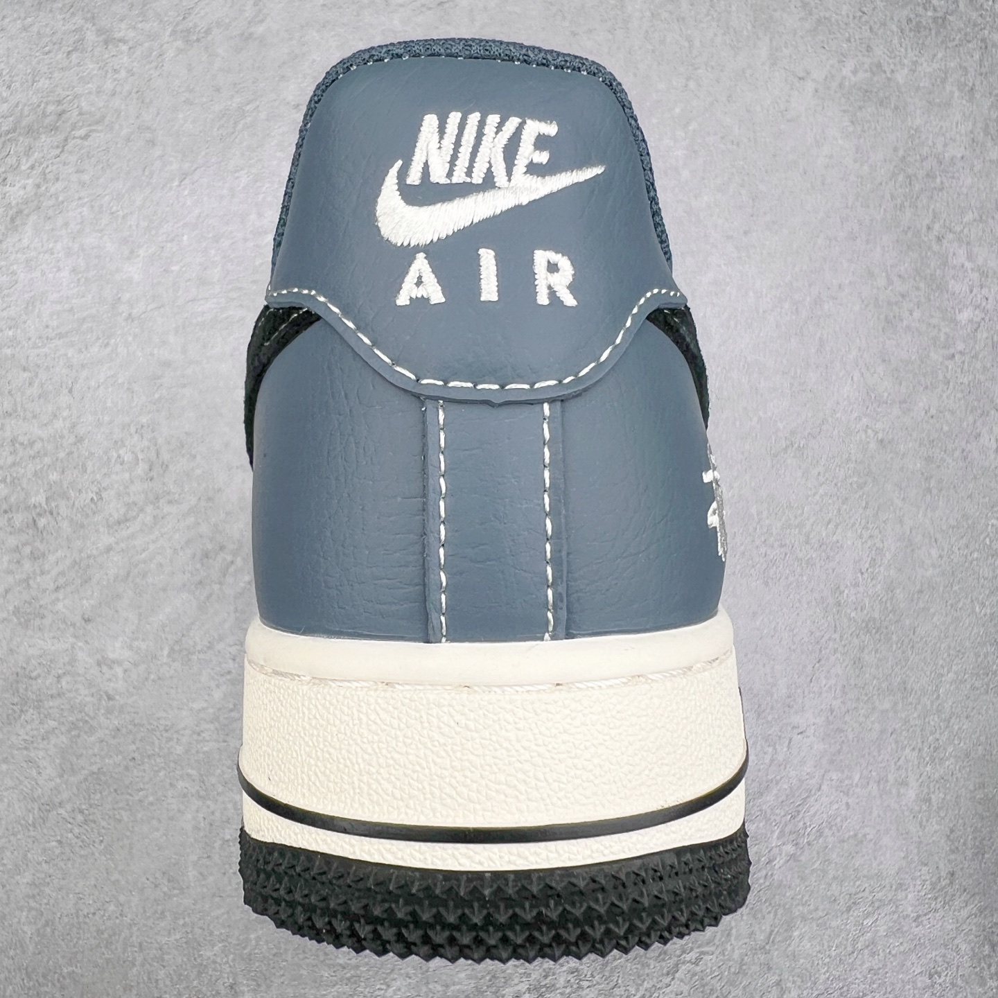 图片[8]-NK Air Force 1´07 Low 空军一号低帮百搭休闲运动板鞋 XZ3328-198 柔软、弹性十足的缓震性能和出色的中底设计 横跨复古与现代的外型结合 造就出风靡全球 三十多年的Force 1 直到今天还深受青睐 实拍调校N版已经零色差零失真 百分百还原实物色彩所见即所得 不存在货不对板色差等低级问题 选购参考实物拍摄 不混卖不参货 只用心做好货严格选品 承诺混一赔十 尺码：36 36.5 37.5 38 38.5 39 40 40.5 41 42 42.5 43 44 44.5 45-选品中心