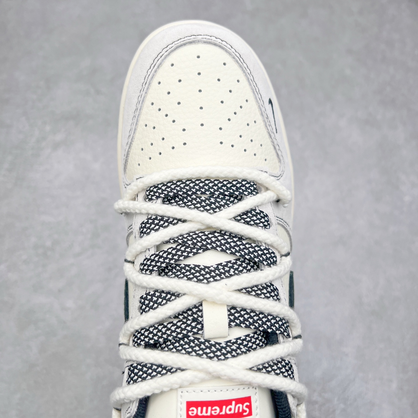 图片[4]-NK Dunk Low 定制配色 YX5066-233 大厂出品 极力推荐 原装头层材料 独家版型蒸餾加工帶來的是更好的视觉和脚感体验大厂纯原品质出货 清洁度 电绣工艺 皮料切割干净无任何毛边 细节完美 实拍调校N版已经零色差零失真 百分百还原实物色彩所见即所得 不存在货不对板色差等低级问题 选购参考实物拍摄 不混卖不参货 只用心做好货严格选品 承诺混一赔十 尺码：36 36.5 37.5 38 38.5 39 40 40.5 41 42 42.5 43 44 44.5 45-选品中心