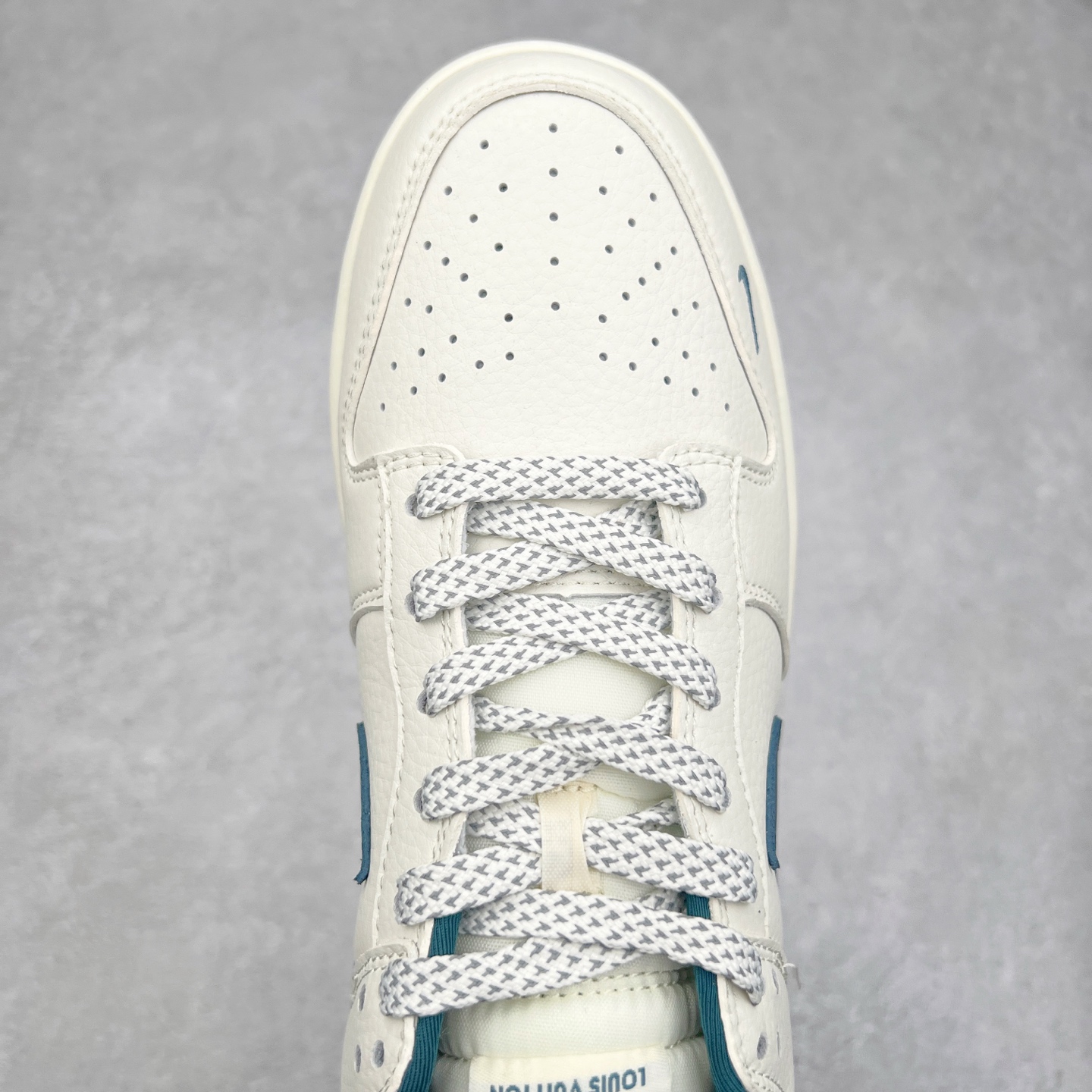 图片[4]-NK Dunk Low 定制配色 CF3688-004 大厂出品 极力推荐 原装头层材料 独家版型蒸餾加工帶來的是更好的视觉和脚感体验大厂纯原品质出货 清洁度 电绣工艺 皮料切割干净无任何毛边 细节完美 实拍调校N版已经零色差零失真 百分百还原实物色彩所见即所得 不存在货不对板色差等低级问题 选购参考实物拍摄 不混卖不参货 只用心做好货严格选品 承诺混一赔十 尺码：36 36.5 37.5 38 38.5 39 40 40.5 41 42 42.5 43 44 44.5 45-选品中心