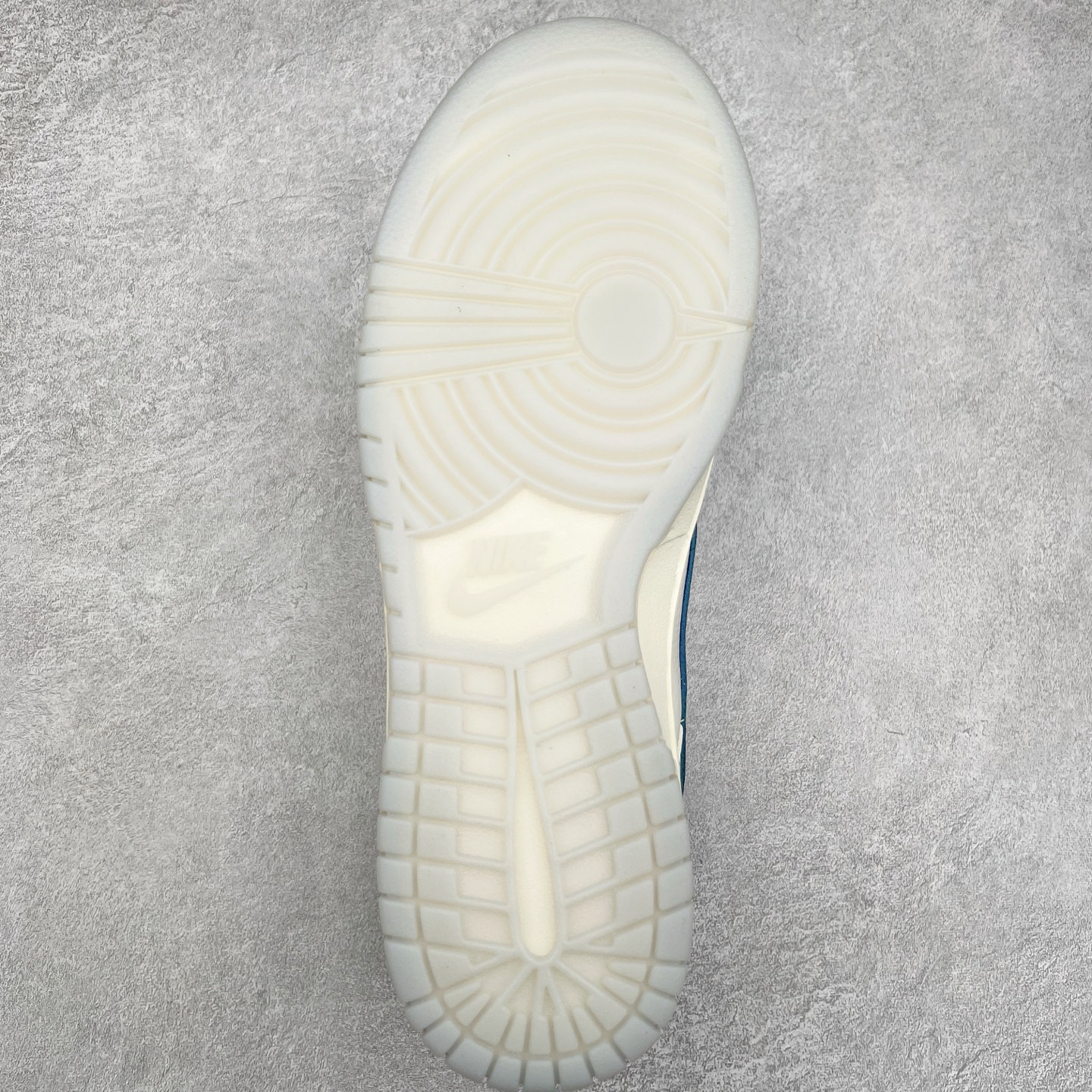 图片[9]-NK Dunk Low 定制配色 CF3688-004 大厂出品 极力推荐 原装头层材料 独家版型蒸餾加工帶來的是更好的视觉和脚感体验大厂纯原品质出货 清洁度 电绣工艺 皮料切割干净无任何毛边 细节完美 实拍调校N版已经零色差零失真 百分百还原实物色彩所见即所得 不存在货不对板色差等低级问题 选购参考实物拍摄 不混卖不参货 只用心做好货严格选品 承诺混一赔十 尺码：36 36.5 37.5 38 38.5 39 40 40.5 41 42 42.5 43 44 44.5 45-选品中心