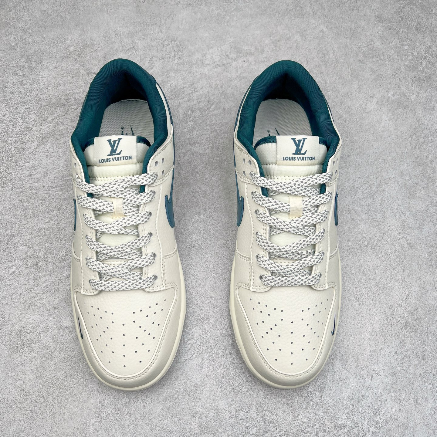 图片[2]-NK Dunk Low 定制配色 CF3688-004 大厂出品 极力推荐 原装头层材料 独家版型蒸餾加工帶來的是更好的视觉和脚感体验大厂纯原品质出货 清洁度 电绣工艺 皮料切割干净无任何毛边 细节完美 实拍调校N版已经零色差零失真 百分百还原实物色彩所见即所得 不存在货不对板色差等低级问题 选购参考实物拍摄 不混卖不参货 只用心做好货严格选品 承诺混一赔十 尺码：36 36.5 37.5 38 38.5 39 40 40.5 41 42 42.5 43 44 44.5 45-选品中心