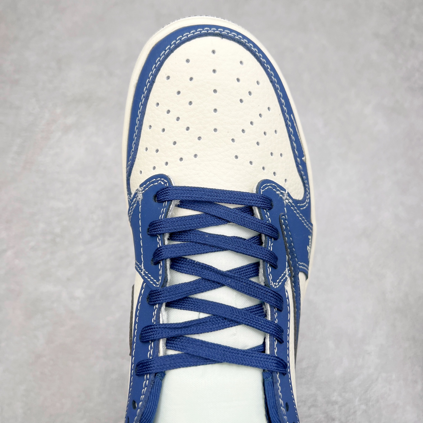 图片[4]-TS x Air Jordan AJ1 Low 倒钩低帮联名定制配色 XS2024-022 原厂内置气垫魔块 A模大底 头层小牛皮 鞋舌AJ原厂专用牛津布+AJ专用反口珍珠布+原厂无杂质高弹内里海棉+特殊封边弹力鞋带 实拍调校N版已经零色差零失真 百分百还原实物色彩所见即所得 不存在货不对板色差等低级问题 选购参考实物拍摄 不混卖不参货 只用心做好货严格选品 承诺混一赔十 尺码：36 36.5 37.5 38 38.5 39 40 40.5 41 42 42.5 43 44 44.5 45-选品中心