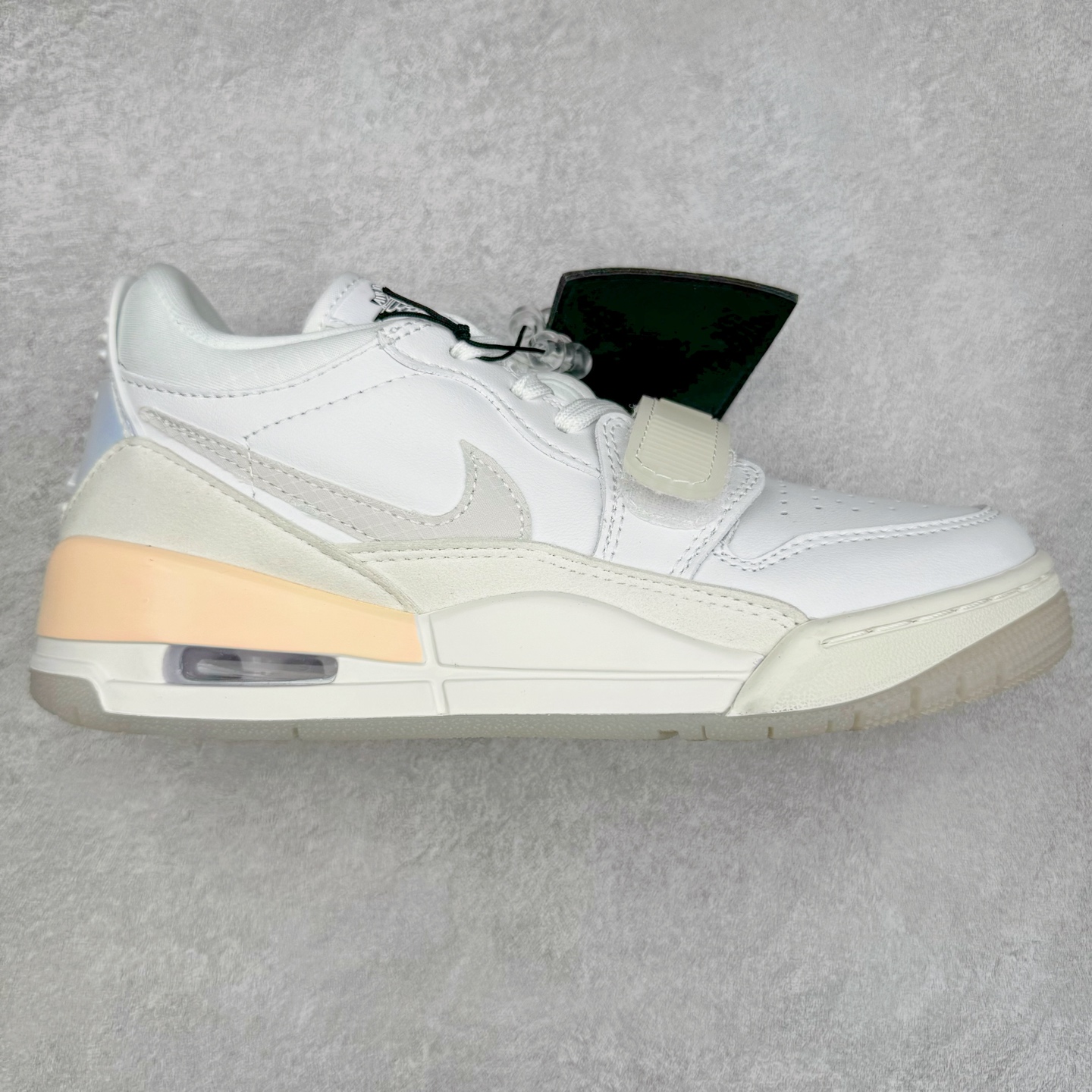 ＃KZ神版 Air Jordan Legacy AJ312 Low 低帮复古篮球鞋 蛇年白粉 HF3182-100 市场最强独一档产物 全套原纸板楦头开发 原厂大底磨具加持立体防滑纹理 原档数据后跟TPU子母扣魔术贴 原装可视Air Sole气垫 原汁原味最完美的312代版型 唯一正确鞋头趴度弧度高度鞋身腰线 进口港宝加持 后跟自然饱满 全鞋荧光划线卡点 追求极致完美 每一双都是工艺品 多重QC质检 超越公司货的品控标准 实实在在的免检产品 鞋身采用了皮革材质打造 横跨鞋面的魔术贴十分吸睛 侧面的Swoosh Logo的一部分被鞋面遮挡了一部分 颇具玩味 魔术贴上标有NK标识 而鞋舌上是Jordan的经典红色飞翼Logo 后跟和鞋底均采用了AJ3的设计 后跟上同样也使用了经典的爆裂纹图案 尺码：36 36.5 37.5 38 38.5 39 40 40.5 41 42 42.5 43 44 44.5 45 46 47.5-选品中心