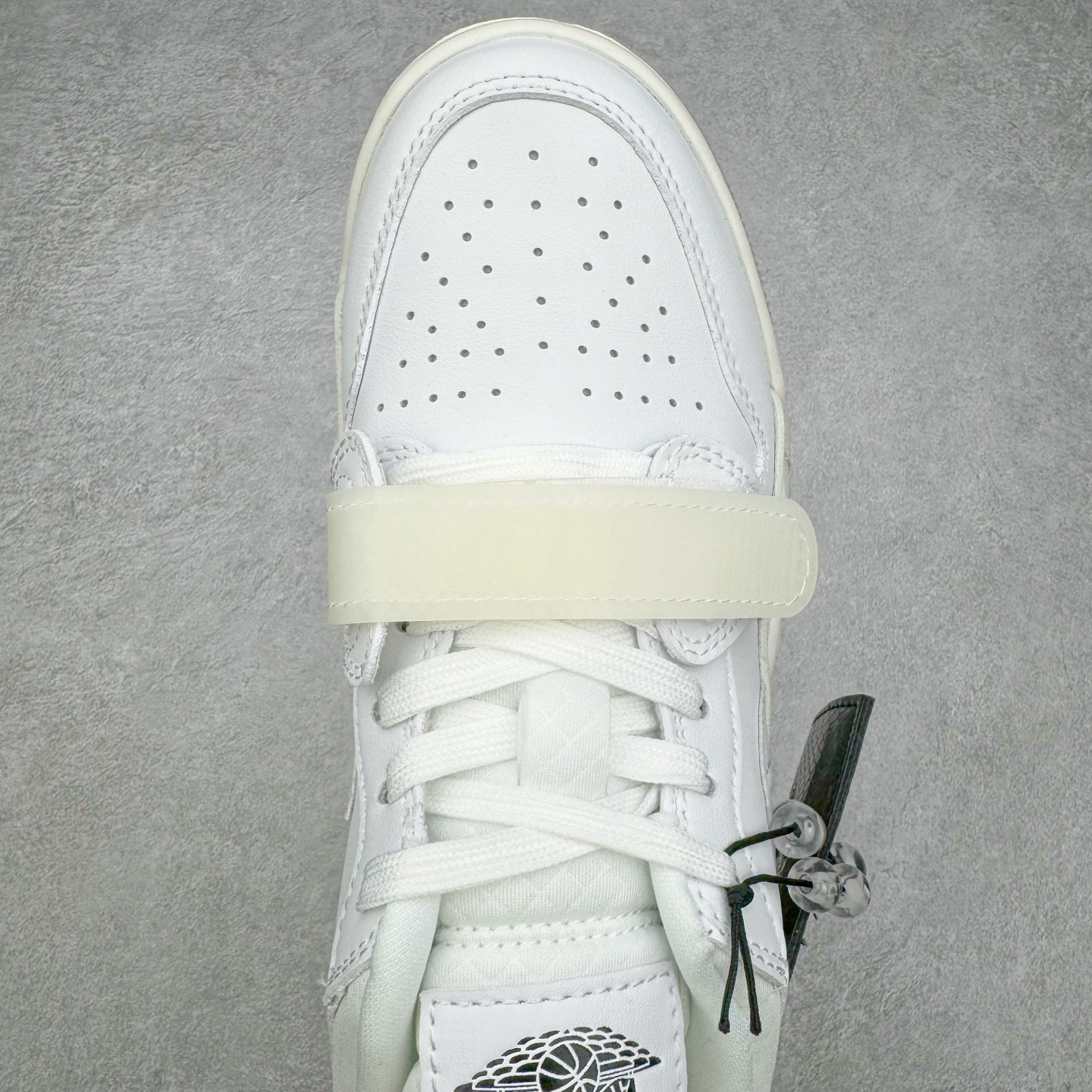 图片[4]-＃KZ神版 Air Jordan Legacy AJ312 Low 低帮复古篮球鞋 蛇年白粉 HF3182-100 市场最强独一档产物 全套原纸板楦头开发 原厂大底磨具加持立体防滑纹理 原档数据后跟TPU子母扣魔术贴 原装可视Air Sole气垫 原汁原味最完美的312代版型 唯一正确鞋头趴度弧度高度鞋身腰线 进口港宝加持 后跟自然饱满 全鞋荧光划线卡点 追求极致完美 每一双都是工艺品 多重QC质检 超越公司货的品控标准 实实在在的免检产品 鞋身采用了皮革材质打造 横跨鞋面的魔术贴十分吸睛 侧面的Swoosh Logo的一部分被鞋面遮挡了一部分 颇具玩味 魔术贴上标有NK标识 而鞋舌上是Jordan的经典红色飞翼Logo 后跟和鞋底均采用了AJ3的设计 后跟上同样也使用了经典的爆裂纹图案 尺码：36 36.5 37.5 38 38.5 39 40 40.5 41 42 42.5 43 44 44.5 45 46 47.5-选品中心