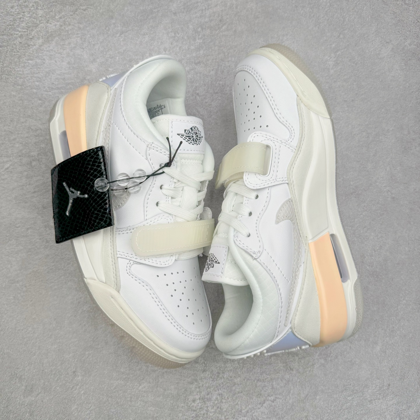 图片[3]-＃KZ神版 Air Jordan Legacy AJ312 Low 低帮复古篮球鞋 蛇年白粉 HF3182-100 市场最强独一档产物 全套原纸板楦头开发 原厂大底磨具加持立体防滑纹理 原档数据后跟TPU子母扣魔术贴 原装可视Air Sole气垫 原汁原味最完美的312代版型 唯一正确鞋头趴度弧度高度鞋身腰线 进口港宝加持 后跟自然饱满 全鞋荧光划线卡点 追求极致完美 每一双都是工艺品 多重QC质检 超越公司货的品控标准 实实在在的免检产品 鞋身采用了皮革材质打造 横跨鞋面的魔术贴十分吸睛 侧面的Swoosh Logo的一部分被鞋面遮挡了一部分 颇具玩味 魔术贴上标有NK标识 而鞋舌上是Jordan的经典红色飞翼Logo 后跟和鞋底均采用了AJ3的设计 后跟上同样也使用了经典的爆裂纹图案 尺码：36 36.5 37.5 38 38.5 39 40 40.5 41 42 42.5 43 44 44.5 45 46 47.5-选品中心