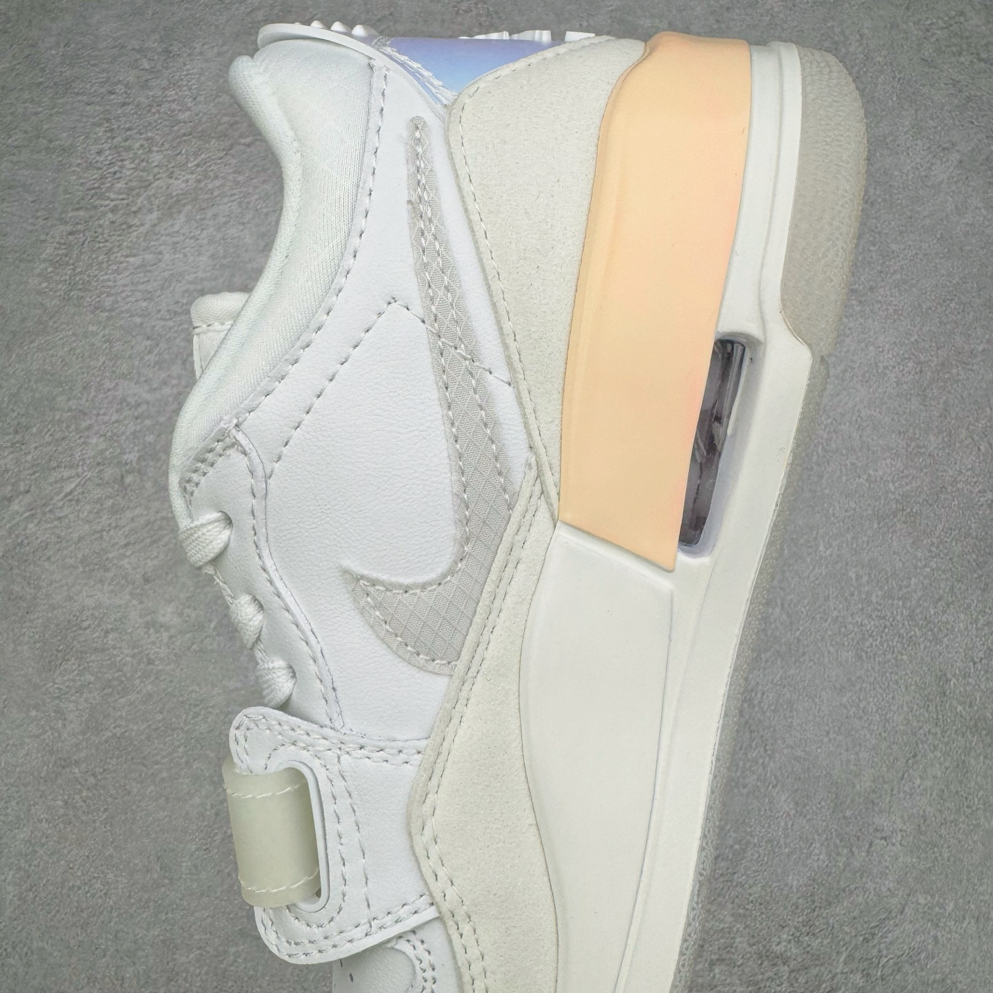 图片[7]-＃KZ神版 Air Jordan Legacy AJ312 Low 低帮复古篮球鞋 蛇年白粉 HF3182-100 市场最强独一档产物 全套原纸板楦头开发 原厂大底磨具加持立体防滑纹理 原档数据后跟TPU子母扣魔术贴 原装可视Air Sole气垫 原汁原味最完美的312代版型 唯一正确鞋头趴度弧度高度鞋身腰线 进口港宝加持 后跟自然饱满 全鞋荧光划线卡点 追求极致完美 每一双都是工艺品 多重QC质检 超越公司货的品控标准 实实在在的免检产品 鞋身采用了皮革材质打造 横跨鞋面的魔术贴十分吸睛 侧面的Swoosh Logo的一部分被鞋面遮挡了一部分 颇具玩味 魔术贴上标有NK标识 而鞋舌上是Jordan的经典红色飞翼Logo 后跟和鞋底均采用了AJ3的设计 后跟上同样也使用了经典的爆裂纹图案 尺码：36 36.5 37.5 38 38.5 39 40 40.5 41 42 42.5 43 44 44.5 45 46 47.5-选品中心