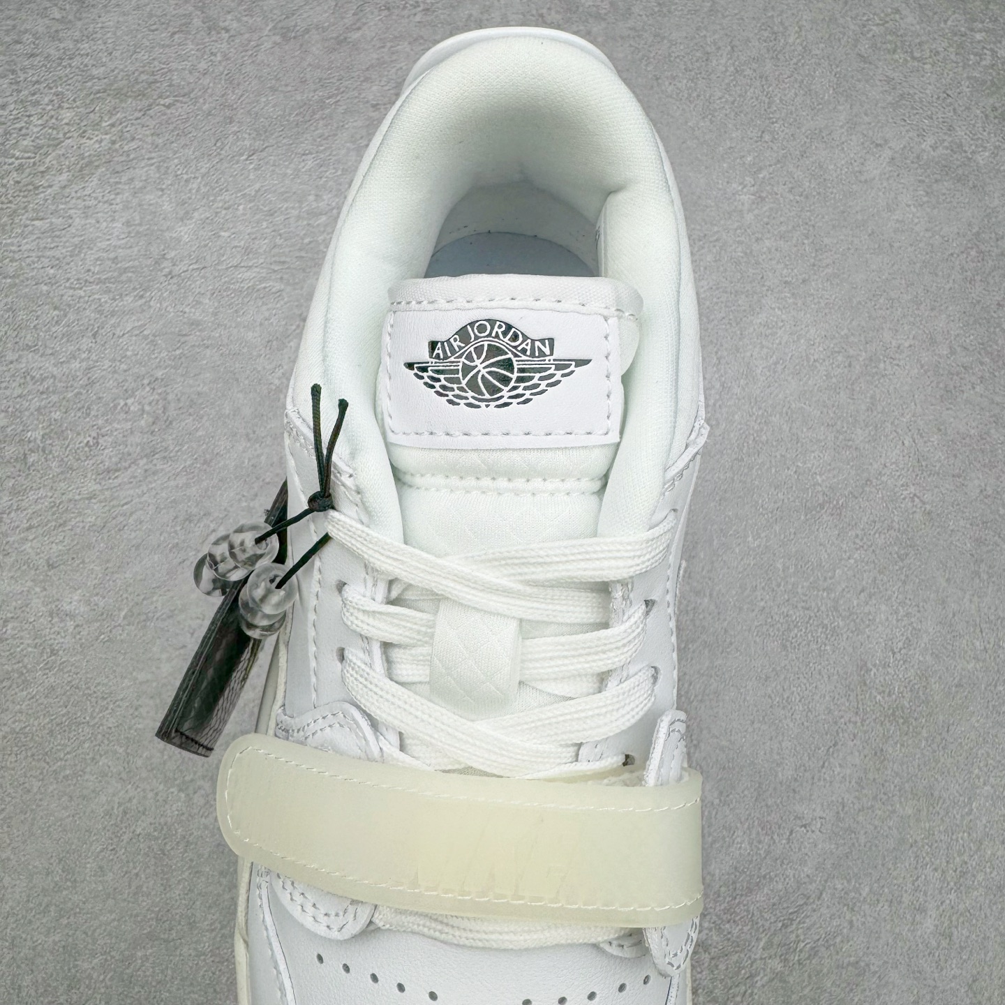 图片[5]-＃KZ神版 Air Jordan Legacy AJ312 Low 低帮复古篮球鞋 蛇年白粉 HF3182-100 市场最强独一档产物 全套原纸板楦头开发 原厂大底磨具加持立体防滑纹理 原档数据后跟TPU子母扣魔术贴 原装可视Air Sole气垫 原汁原味最完美的312代版型 唯一正确鞋头趴度弧度高度鞋身腰线 进口港宝加持 后跟自然饱满 全鞋荧光划线卡点 追求极致完美 每一双都是工艺品 多重QC质检 超越公司货的品控标准 实实在在的免检产品 鞋身采用了皮革材质打造 横跨鞋面的魔术贴十分吸睛 侧面的Swoosh Logo的一部分被鞋面遮挡了一部分 颇具玩味 魔术贴上标有NK标识 而鞋舌上是Jordan的经典红色飞翼Logo 后跟和鞋底均采用了AJ3的设计 后跟上同样也使用了经典的爆裂纹图案 尺码：36 36.5 37.5 38 38.5 39 40 40.5 41 42 42.5 43 44 44.5 45 46 47.5-选品中心