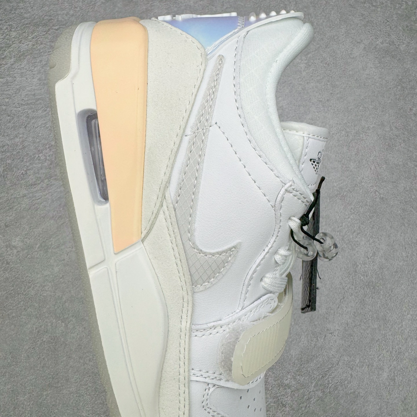 图片[6]-＃KZ神版 Air Jordan Legacy AJ312 Low 低帮复古篮球鞋 蛇年白粉 HF3182-100 市场最强独一档产物 全套原纸板楦头开发 原厂大底磨具加持立体防滑纹理 原档数据后跟TPU子母扣魔术贴 原装可视Air Sole气垫 原汁原味最完美的312代版型 唯一正确鞋头趴度弧度高度鞋身腰线 进口港宝加持 后跟自然饱满 全鞋荧光划线卡点 追求极致完美 每一双都是工艺品 多重QC质检 超越公司货的品控标准 实实在在的免检产品 鞋身采用了皮革材质打造 横跨鞋面的魔术贴十分吸睛 侧面的Swoosh Logo的一部分被鞋面遮挡了一部分 颇具玩味 魔术贴上标有NK标识 而鞋舌上是Jordan的经典红色飞翼Logo 后跟和鞋底均采用了AJ3的设计 后跟上同样也使用了经典的爆裂纹图案 尺码：36 36.5 37.5 38 38.5 39 40 40.5 41 42 42.5 43 44 44.5 45 46 47.5-选品中心