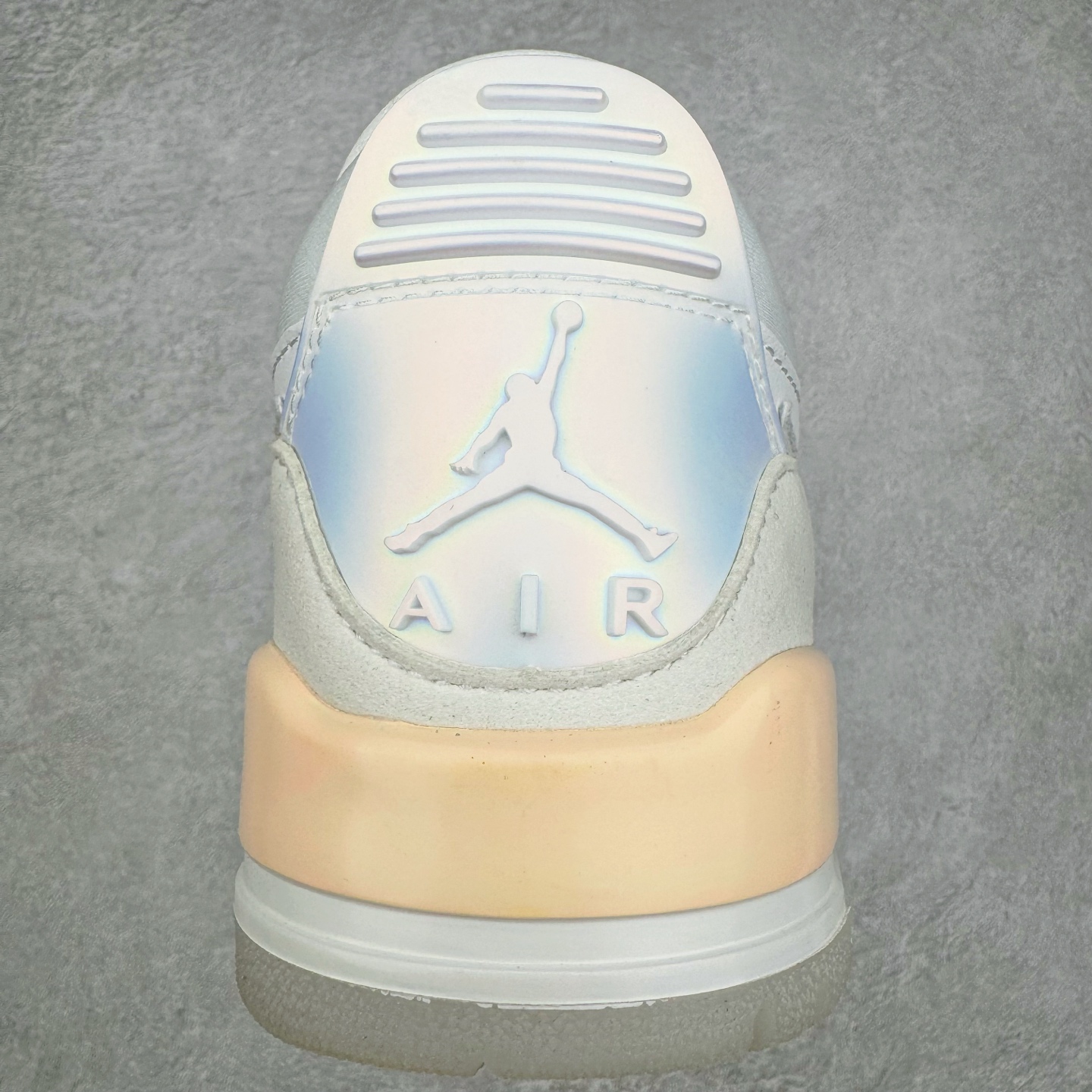 图片[8]-＃KZ神版 Air Jordan Legacy AJ312 Low 低帮复古篮球鞋 蛇年白粉 HF3182-100 市场最强独一档产物 全套原纸板楦头开发 原厂大底磨具加持立体防滑纹理 原档数据后跟TPU子母扣魔术贴 原装可视Air Sole气垫 原汁原味最完美的312代版型 唯一正确鞋头趴度弧度高度鞋身腰线 进口港宝加持 后跟自然饱满 全鞋荧光划线卡点 追求极致完美 每一双都是工艺品 多重QC质检 超越公司货的品控标准 实实在在的免检产品 鞋身采用了皮革材质打造 横跨鞋面的魔术贴十分吸睛 侧面的Swoosh Logo的一部分被鞋面遮挡了一部分 颇具玩味 魔术贴上标有NK标识 而鞋舌上是Jordan的经典红色飞翼Logo 后跟和鞋底均采用了AJ3的设计 后跟上同样也使用了经典的爆裂纹图案 尺码：36 36.5 37.5 38 38.5 39 40 40.5 41 42 42.5 43 44 44.5 45 46 47.5-选品中心