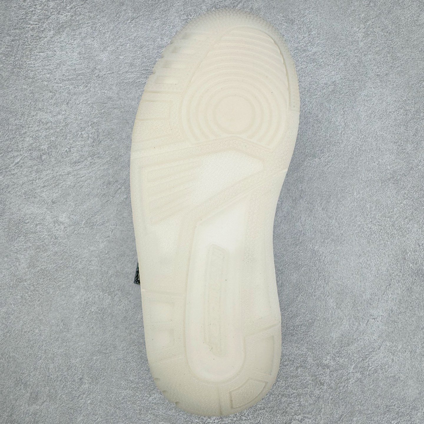 图片[9]-＃KZ神版 Air Jordan Legacy AJ312 Low 低帮复古篮球鞋 蛇年白粉 HF3182-100 市场最强独一档产物 全套原纸板楦头开发 原厂大底磨具加持立体防滑纹理 原档数据后跟TPU子母扣魔术贴 原装可视Air Sole气垫 原汁原味最完美的312代版型 唯一正确鞋头趴度弧度高度鞋身腰线 进口港宝加持 后跟自然饱满 全鞋荧光划线卡点 追求极致完美 每一双都是工艺品 多重QC质检 超越公司货的品控标准 实实在在的免检产品 鞋身采用了皮革材质打造 横跨鞋面的魔术贴十分吸睛 侧面的Swoosh Logo的一部分被鞋面遮挡了一部分 颇具玩味 魔术贴上标有NK标识 而鞋舌上是Jordan的经典红色飞翼Logo 后跟和鞋底均采用了AJ3的设计 后跟上同样也使用了经典的爆裂纹图案 尺码：36 36.5 37.5 38 38.5 39 40 40.5 41 42 42.5 43 44 44.5 45 46 47.5-选品中心