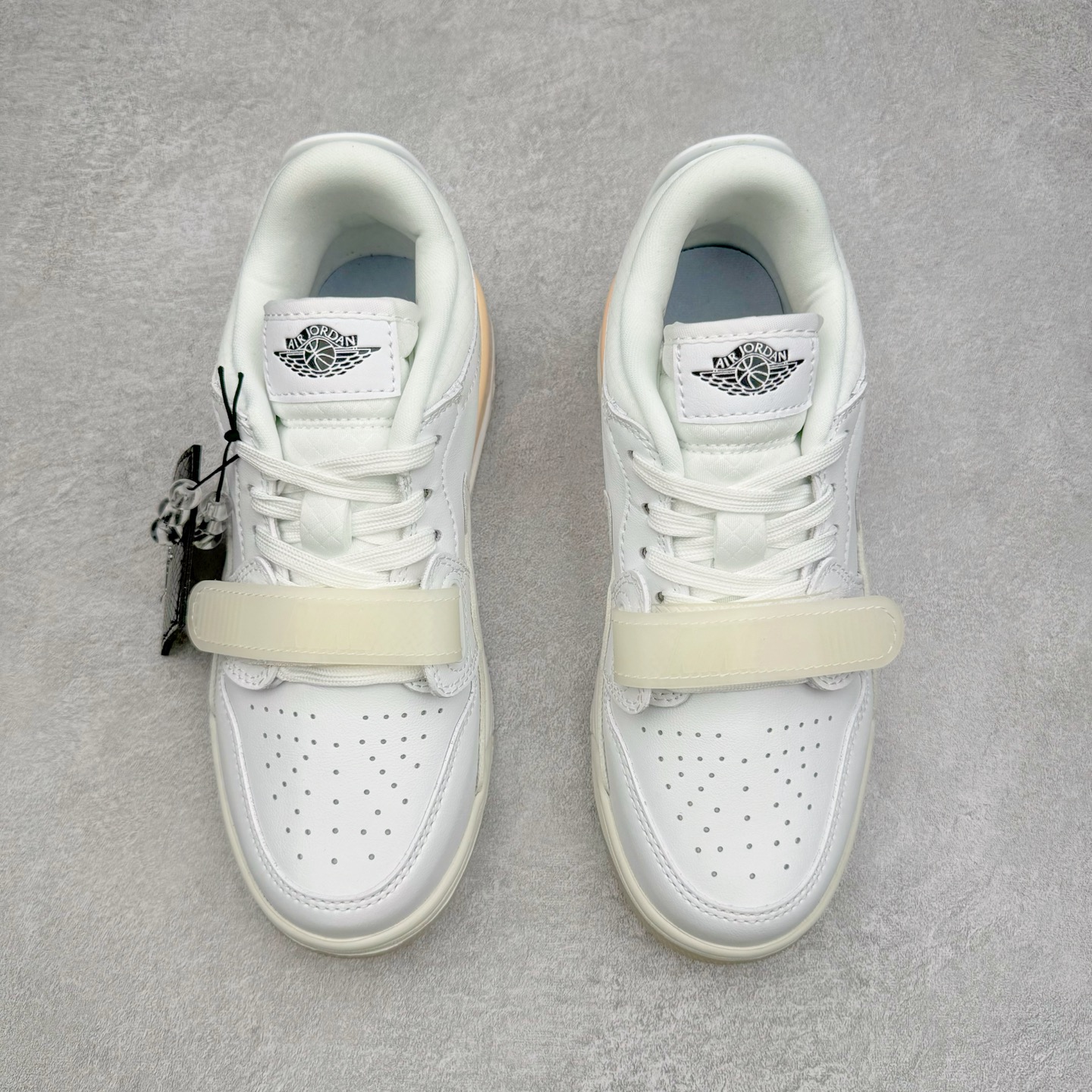 图片[2]-＃KZ神版 Air Jordan Legacy AJ312 Low 低帮复古篮球鞋 蛇年白粉 HF3182-100 市场最强独一档产物 全套原纸板楦头开发 原厂大底磨具加持立体防滑纹理 原档数据后跟TPU子母扣魔术贴 原装可视Air Sole气垫 原汁原味最完美的312代版型 唯一正确鞋头趴度弧度高度鞋身腰线 进口港宝加持 后跟自然饱满 全鞋荧光划线卡点 追求极致完美 每一双都是工艺品 多重QC质检 超越公司货的品控标准 实实在在的免检产品 鞋身采用了皮革材质打造 横跨鞋面的魔术贴十分吸睛 侧面的Swoosh Logo的一部分被鞋面遮挡了一部分 颇具玩味 魔术贴上标有NK标识 而鞋舌上是Jordan的经典红色飞翼Logo 后跟和鞋底均采用了AJ3的设计 后跟上同样也使用了经典的爆裂纹图案 尺码：36 36.5 37.5 38 38.5 39 40 40.5 41 42 42.5 43 44 44.5 45 46 47.5-选品中心