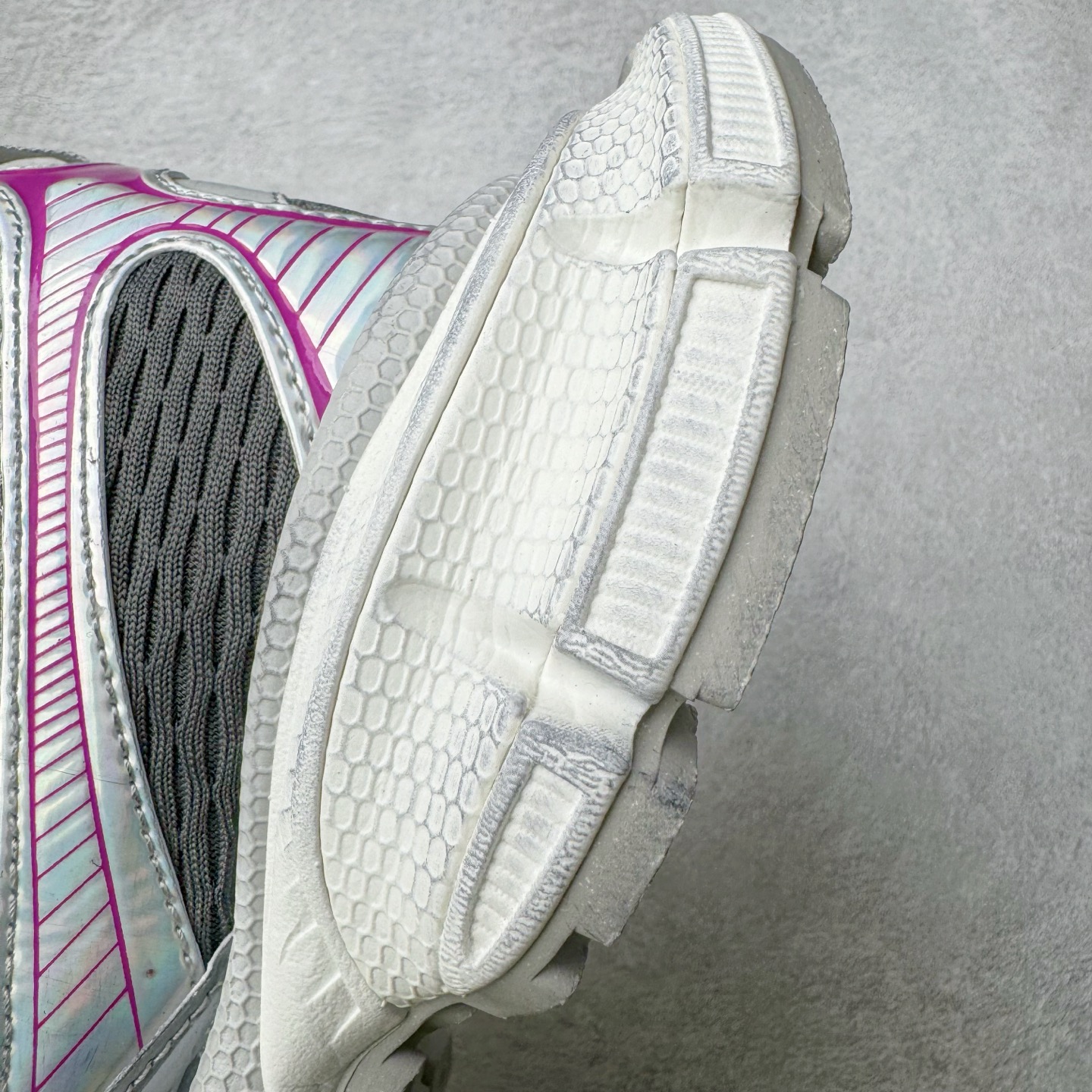 图片[15]-＃VG零售版 BALENCIAGA 3XL Sneakers 巴黎世家十代网布系带低帮走秀复古老爹鞋 全套原纸板楦头开发 最原汁原味的灵魂版型 全鞋荧光划线卡点 胶水把控整洁度追求极致完美 每一双都是工艺品 多重QC质检 超越公司货的品控标准 实实在在的免检产品 原盒原配 正确字体电绣 粗细、位置、大小正确 侧边TPU 透气孔匹配意产原版 正确分离大底 TPU软底 原版一致大底LOGO 立体感十足 原厂皮料水洗做旧 采购原厂网纱 不含皮革 网布材料和聚氨酯 磨损效果 鞋头边缘和后帮 Balenciaga 徽标 鞋面和后跟凸印尺码 鞋舌 3XL 橡胶品牌标识和反光细节 鞋帮拉袢和鞋舌拉祥 配反光细节 备用鞋带在鞋履前侧 可在穿着前取下 便于不同造型搭配 正常尺码 尺码：35 36 37 38 39 40 41 42 43 44 45 46-选品中心