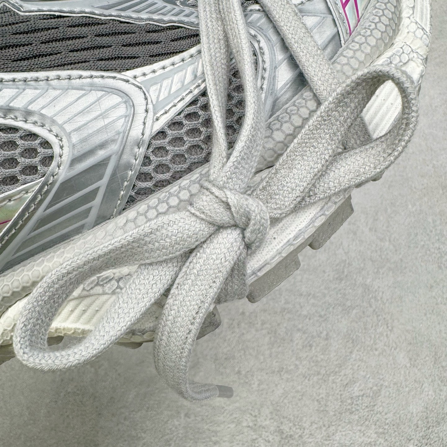 图片[11]-＃VG零售版 BALENCIAGA 3XL Sneakers 巴黎世家十代网布系带低帮走秀复古老爹鞋 全套原纸板楦头开发 最原汁原味的灵魂版型 全鞋荧光划线卡点 胶水把控整洁度追求极致完美 每一双都是工艺品 多重QC质检 超越公司货的品控标准 实实在在的免检产品 原盒原配 正确字体电绣 粗细、位置、大小正确 侧边TPU 透气孔匹配意产原版 正确分离大底 TPU软底 原版一致大底LOGO 立体感十足 原厂皮料水洗做旧 采购原厂网纱 不含皮革 网布材料和聚氨酯 磨损效果 鞋头边缘和后帮 Balenciaga 徽标 鞋面和后跟凸印尺码 鞋舌 3XL 橡胶品牌标识和反光细节 鞋帮拉袢和鞋舌拉祥 配反光细节 备用鞋带在鞋履前侧 可在穿着前取下 便于不同造型搭配 正常尺码 尺码：35 36 37 38 39 40 41 42 43 44 45 46-选品中心