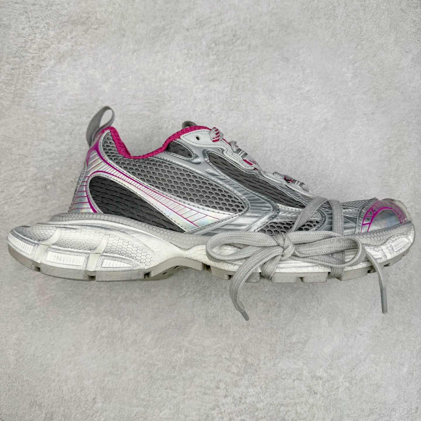 ＃VG零售版 BALENCIAGA 3XL Sneakers 巴黎世家十代网布系带低帮走秀复古老爹鞋 全套原纸板楦头开发 最原汁原味的灵魂版型 全鞋荧光划线卡点 胶水把控整洁度追求极致完美 每一双都是工艺品 多重QC质检 超越公司货的品控标准 实实在在的免检产品 原盒原配 正确字体电绣 粗细、位置、大小正确 侧边TPU 透气孔匹配意产原版 正确分离大底 TPU软底 原版一致大底LOGO 立体感十足 原厂皮料水洗做旧 采购原厂网纱 不含皮革 网布材料和聚氨酯 磨损效果 鞋头边缘和后帮 Balenciaga 徽标 鞋面和后跟凸印尺码 鞋舌 3XL 橡胶品牌标识和反光细节 鞋帮拉袢和鞋舌拉祥 配反光细节 备用鞋带在鞋履前侧 可在穿着前取下 便于不同造型搭配 正常尺码 尺码：35 36 37 38 39 40 41 42 43 44 45 46-选品中心