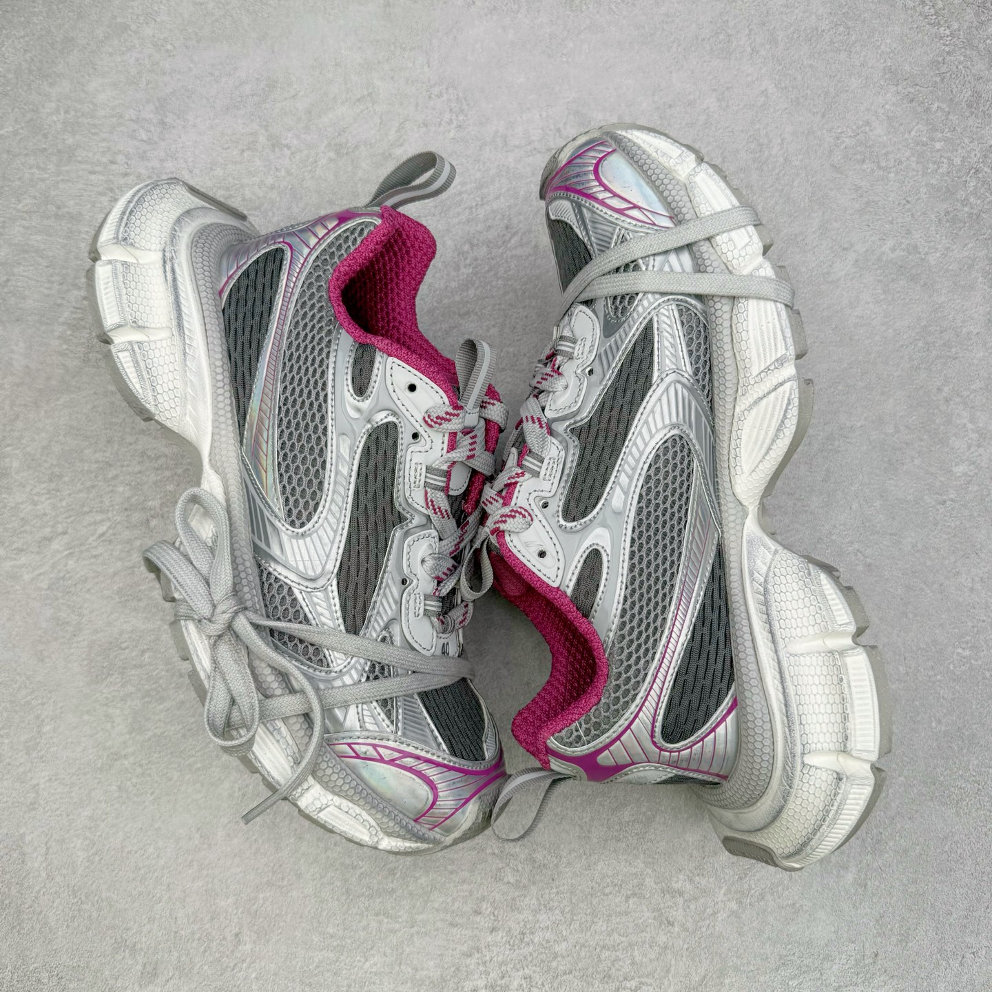 图片[3]-＃VG零售版 BALENCIAGA 3XL Sneakers 巴黎世家十代网布系带低帮走秀复古老爹鞋 全套原纸板楦头开发 最原汁原味的灵魂版型 全鞋荧光划线卡点 胶水把控整洁度追求极致完美 每一双都是工艺品 多重QC质检 超越公司货的品控标准 实实在在的免检产品 原盒原配 正确字体电绣 粗细、位置、大小正确 侧边TPU 透气孔匹配意产原版 正确分离大底 TPU软底 原版一致大底LOGO 立体感十足 原厂皮料水洗做旧 采购原厂网纱 不含皮革 网布材料和聚氨酯 磨损效果 鞋头边缘和后帮 Balenciaga 徽标 鞋面和后跟凸印尺码 鞋舌 3XL 橡胶品牌标识和反光细节 鞋帮拉袢和鞋舌拉祥 配反光细节 备用鞋带在鞋履前侧 可在穿着前取下 便于不同造型搭配 正常尺码 尺码：35 36 37 38 39 40 41 42 43 44 45 46-选品中心