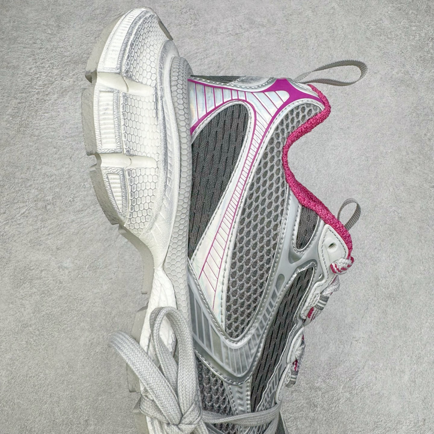 图片[6]-＃VG零售版 BALENCIAGA 3XL Sneakers 巴黎世家十代网布系带低帮走秀复古老爹鞋 全套原纸板楦头开发 最原汁原味的灵魂版型 全鞋荧光划线卡点 胶水把控整洁度追求极致完美 每一双都是工艺品 多重QC质检 超越公司货的品控标准 实实在在的免检产品 原盒原配 正确字体电绣 粗细、位置、大小正确 侧边TPU 透气孔匹配意产原版 正确分离大底 TPU软底 原版一致大底LOGO 立体感十足 原厂皮料水洗做旧 采购原厂网纱 不含皮革 网布材料和聚氨酯 磨损效果 鞋头边缘和后帮 Balenciaga 徽标 鞋面和后跟凸印尺码 鞋舌 3XL 橡胶品牌标识和反光细节 鞋帮拉袢和鞋舌拉祥 配反光细节 备用鞋带在鞋履前侧 可在穿着前取下 便于不同造型搭配 正常尺码 尺码：35 36 37 38 39 40 41 42 43 44 45 46-选品中心