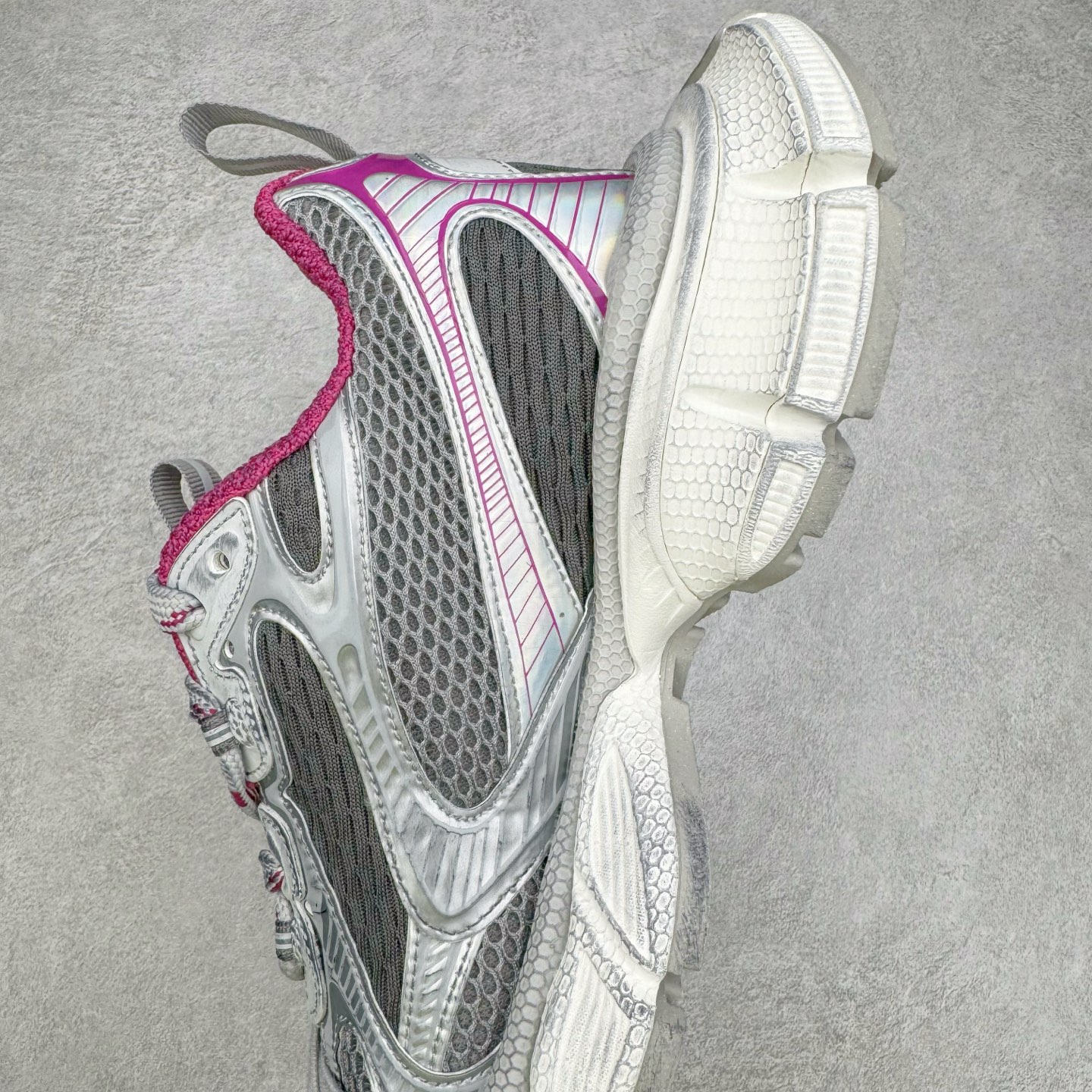 图片[7]-＃VG零售版 BALENCIAGA 3XL Sneakers 巴黎世家十代网布系带低帮走秀复古老爹鞋 全套原纸板楦头开发 最原汁原味的灵魂版型 全鞋荧光划线卡点 胶水把控整洁度追求极致完美 每一双都是工艺品 多重QC质检 超越公司货的品控标准 实实在在的免检产品 原盒原配 正确字体电绣 粗细、位置、大小正确 侧边TPU 透气孔匹配意产原版 正确分离大底 TPU软底 原版一致大底LOGO 立体感十足 原厂皮料水洗做旧 采购原厂网纱 不含皮革 网布材料和聚氨酯 磨损效果 鞋头边缘和后帮 Balenciaga 徽标 鞋面和后跟凸印尺码 鞋舌 3XL 橡胶品牌标识和反光细节 鞋帮拉袢和鞋舌拉祥 配反光细节 备用鞋带在鞋履前侧 可在穿着前取下 便于不同造型搭配 正常尺码 尺码：35 36 37 38 39 40 41 42 43 44 45 46-选品中心