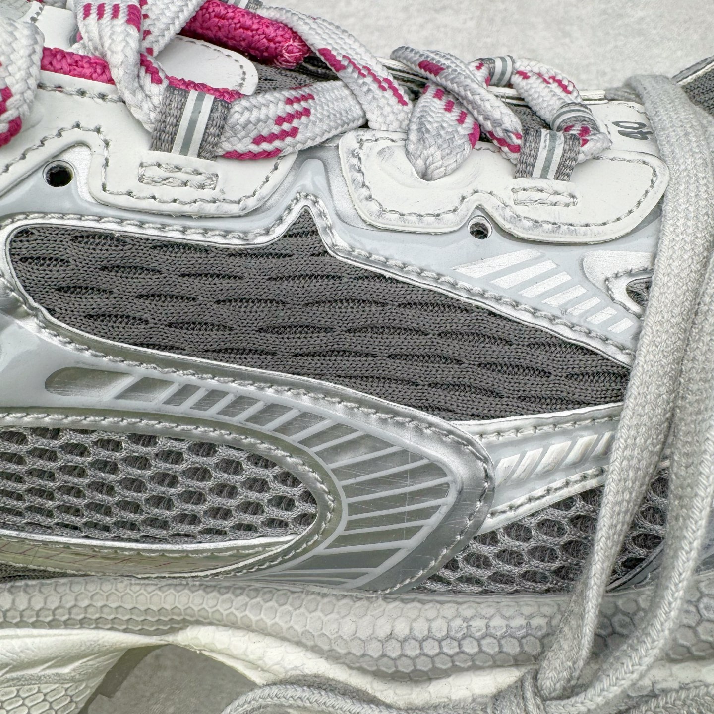 图片[12]-＃VG零售版 BALENCIAGA 3XL Sneakers 巴黎世家十代网布系带低帮走秀复古老爹鞋 全套原纸板楦头开发 最原汁原味的灵魂版型 全鞋荧光划线卡点 胶水把控整洁度追求极致完美 每一双都是工艺品 多重QC质检 超越公司货的品控标准 实实在在的免检产品 原盒原配 正确字体电绣 粗细、位置、大小正确 侧边TPU 透气孔匹配意产原版 正确分离大底 TPU软底 原版一致大底LOGO 立体感十足 原厂皮料水洗做旧 采购原厂网纱 不含皮革 网布材料和聚氨酯 磨损效果 鞋头边缘和后帮 Balenciaga 徽标 鞋面和后跟凸印尺码 鞋舌 3XL 橡胶品牌标识和反光细节 鞋帮拉袢和鞋舌拉祥 配反光细节 备用鞋带在鞋履前侧 可在穿着前取下 便于不同造型搭配 正常尺码 尺码：35 36 37 38 39 40 41 42 43 44 45 46-选品中心