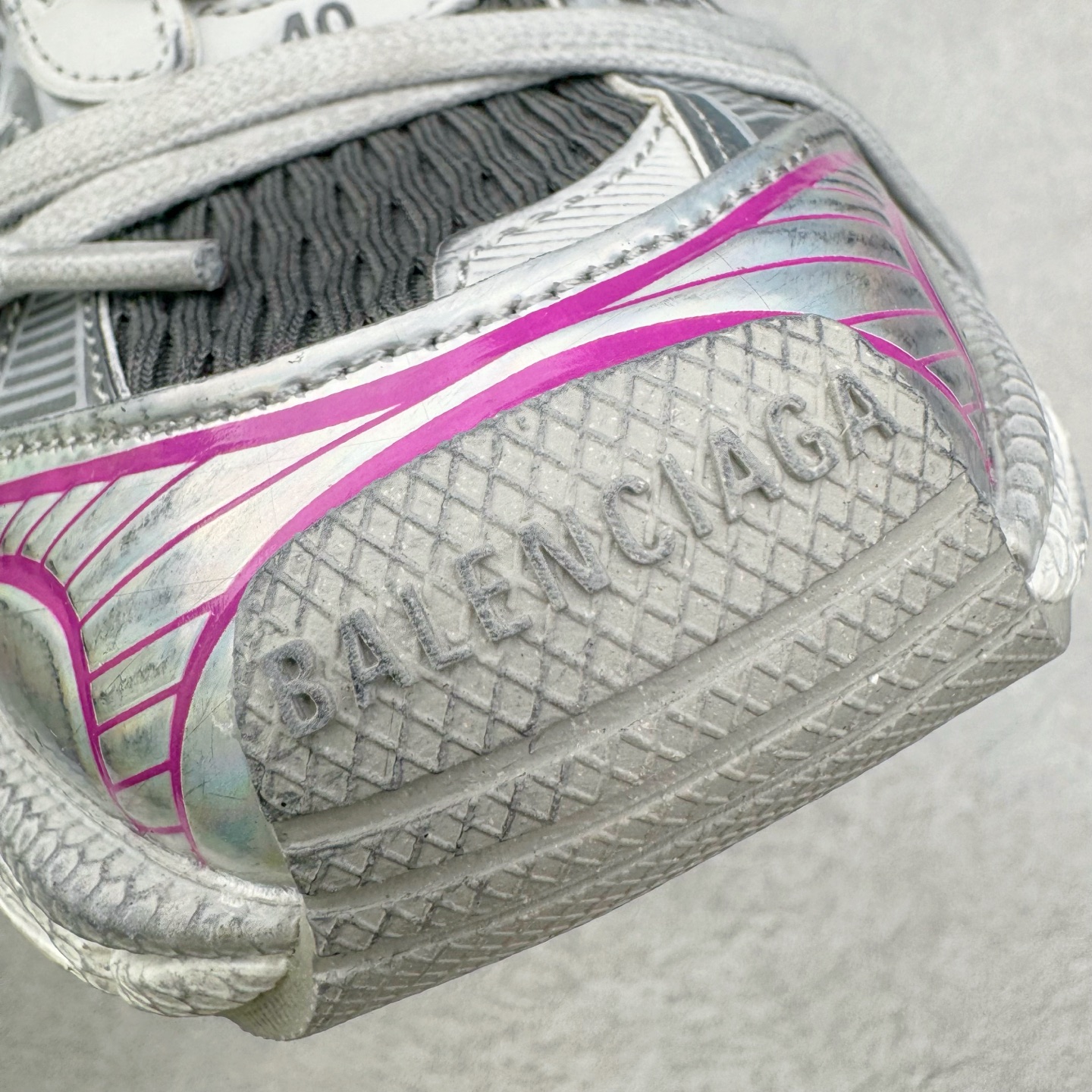 图片[13]-＃VG零售版 BALENCIAGA 3XL Sneakers 巴黎世家十代网布系带低帮走秀复古老爹鞋 全套原纸板楦头开发 最原汁原味的灵魂版型 全鞋荧光划线卡点 胶水把控整洁度追求极致完美 每一双都是工艺品 多重QC质检 超越公司货的品控标准 实实在在的免检产品 原盒原配 正确字体电绣 粗细、位置、大小正确 侧边TPU 透气孔匹配意产原版 正确分离大底 TPU软底 原版一致大底LOGO 立体感十足 原厂皮料水洗做旧 采购原厂网纱 不含皮革 网布材料和聚氨酯 磨损效果 鞋头边缘和后帮 Balenciaga 徽标 鞋面和后跟凸印尺码 鞋舌 3XL 橡胶品牌标识和反光细节 鞋帮拉袢和鞋舌拉祥 配反光细节 备用鞋带在鞋履前侧 可在穿着前取下 便于不同造型搭配 正常尺码 尺码：35 36 37 38 39 40 41 42 43 44 45 46-选品中心