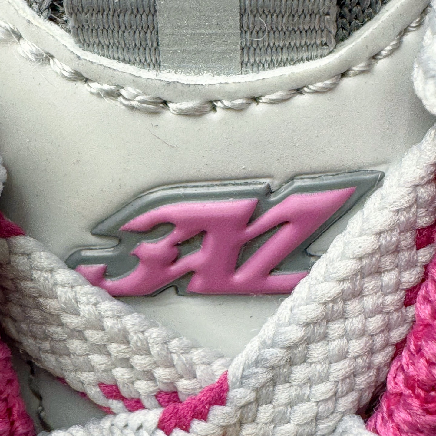 图片[14]-＃VG零售版 BALENCIAGA 3XL Sneakers 巴黎世家十代网布系带低帮走秀复古老爹鞋 全套原纸板楦头开发 最原汁原味的灵魂版型 全鞋荧光划线卡点 胶水把控整洁度追求极致完美 每一双都是工艺品 多重QC质检 超越公司货的品控标准 实实在在的免检产品 原盒原配 正确字体电绣 粗细、位置、大小正确 侧边TPU 透气孔匹配意产原版 正确分离大底 TPU软底 原版一致大底LOGO 立体感十足 原厂皮料水洗做旧 采购原厂网纱 不含皮革 网布材料和聚氨酯 磨损效果 鞋头边缘和后帮 Balenciaga 徽标 鞋面和后跟凸印尺码 鞋舌 3XL 橡胶品牌标识和反光细节 鞋帮拉袢和鞋舌拉祥 配反光细节 备用鞋带在鞋履前侧 可在穿着前取下 便于不同造型搭配 正常尺码 尺码：35 36 37 38 39 40 41 42 43 44 45 46-选品中心