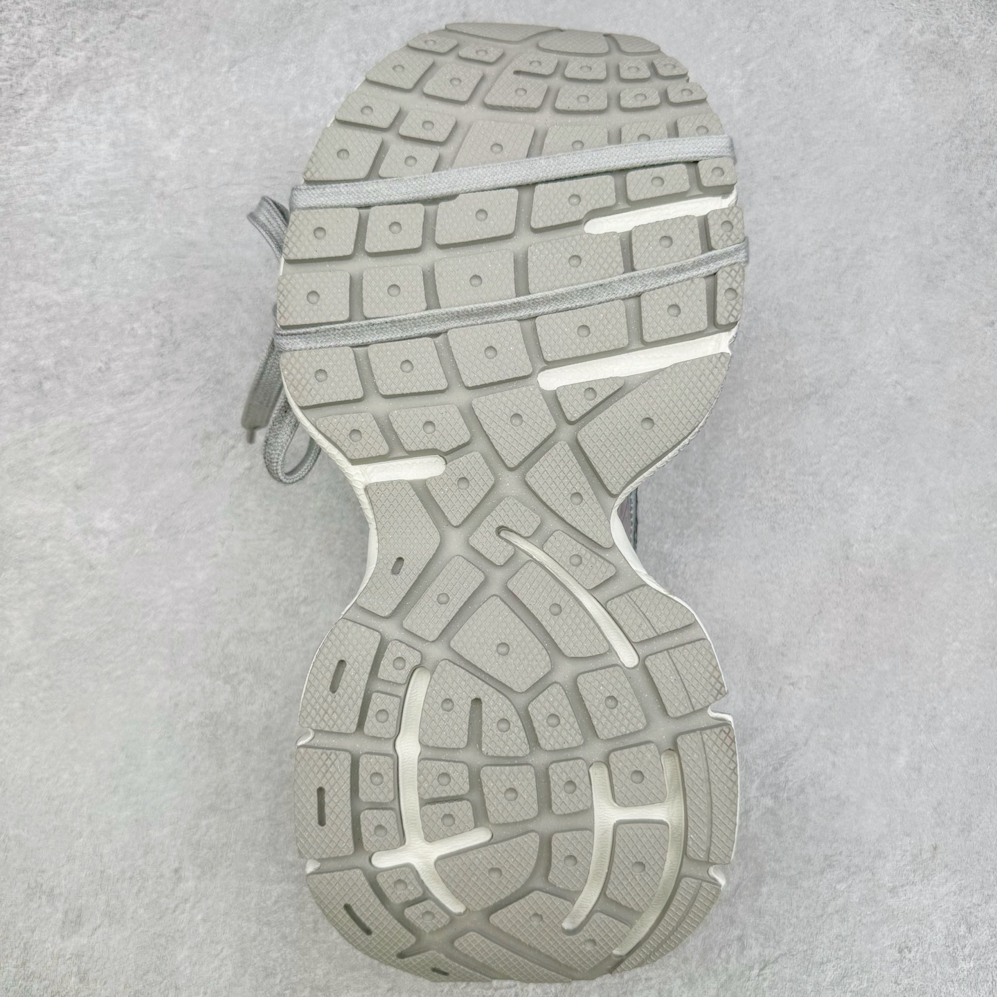 图片[9]-＃VG零售版 BALENCIAGA 3XL Sneakers 巴黎世家十代网布系带低帮走秀复古老爹鞋 全套原纸板楦头开发 最原汁原味的灵魂版型 全鞋荧光划线卡点 胶水把控整洁度追求极致完美 每一双都是工艺品 多重QC质检 超越公司货的品控标准 实实在在的免检产品 原盒原配 正确字体电绣 粗细、位置、大小正确 侧边TPU 透气孔匹配意产原版 正确分离大底 TPU软底 原版一致大底LOGO 立体感十足 原厂皮料水洗做旧 采购原厂网纱 不含皮革 网布材料和聚氨酯 磨损效果 鞋头边缘和后帮 Balenciaga 徽标 鞋面和后跟凸印尺码 鞋舌 3XL 橡胶品牌标识和反光细节 鞋帮拉袢和鞋舌拉祥 配反光细节 备用鞋带在鞋履前侧 可在穿着前取下 便于不同造型搭配 正常尺码 尺码：35 36 37 38 39 40 41 42 43 44 45 46-选品中心