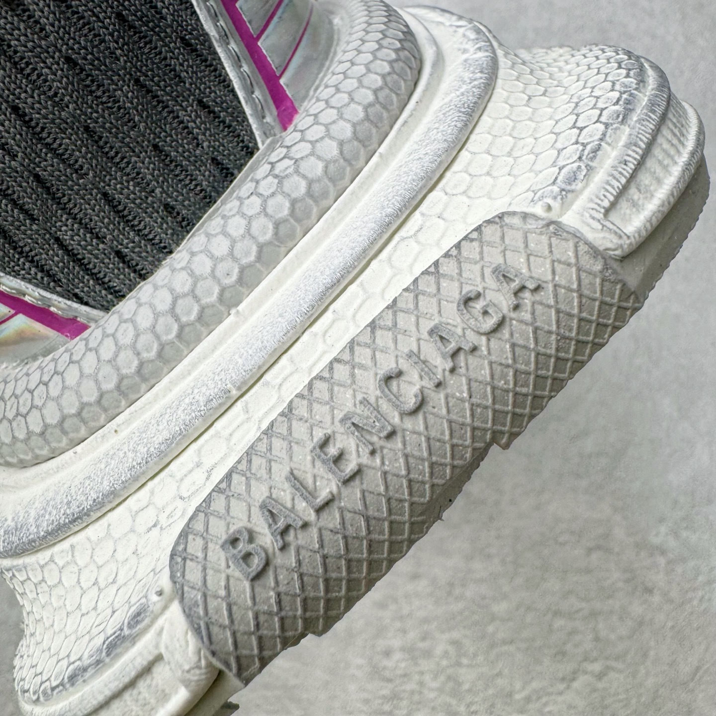 图片[16]-＃VG零售版 BALENCIAGA 3XL Sneakers 巴黎世家十代网布系带低帮走秀复古老爹鞋 全套原纸板楦头开发 最原汁原味的灵魂版型 全鞋荧光划线卡点 胶水把控整洁度追求极致完美 每一双都是工艺品 多重QC质检 超越公司货的品控标准 实实在在的免检产品 原盒原配 正确字体电绣 粗细、位置、大小正确 侧边TPU 透气孔匹配意产原版 正确分离大底 TPU软底 原版一致大底LOGO 立体感十足 原厂皮料水洗做旧 采购原厂网纱 不含皮革 网布材料和聚氨酯 磨损效果 鞋头边缘和后帮 Balenciaga 徽标 鞋面和后跟凸印尺码 鞋舌 3XL 橡胶品牌标识和反光细节 鞋帮拉袢和鞋舌拉祥 配反光细节 备用鞋带在鞋履前侧 可在穿着前取下 便于不同造型搭配 正常尺码 尺码：35 36 37 38 39 40 41 42 43 44 45 46-选品中心