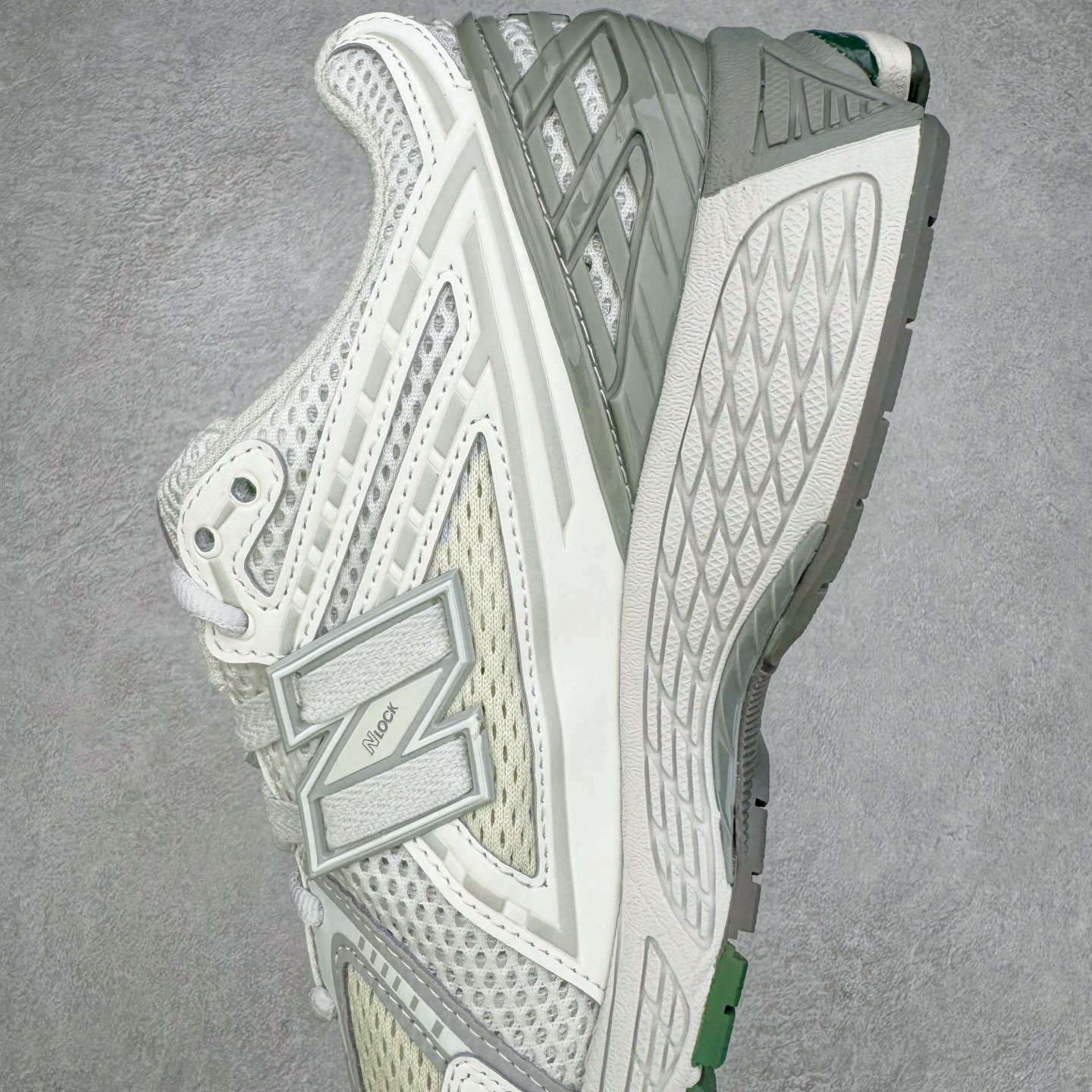 图片[7]-＃M纯原 New Balance M1906RGP 灰白绿 NB新百伦潮流复古织物皮革减震防滑耐磨轻便低帮跑步鞋 原档数据独立私模大底 唯一正确六层组合大底 RB前软后硬 百分百还原原鞋脚感 基于市场现有版本全新升级调整 NB市场最强产物 全网最全配色加持 全套原楦原纸板原厂数据开发 全鞋电脑针车加持 原厂网布 原装进口头层翻毛皮料正确绒感卡色 正确中底拉帮中底网布细节 一比一手工擦旧效果 冲裁组合 匠心打造 耗时两个月开发完成 工艺极其复杂难度可想而知 高端零售专供产物 尺码：36 37 37.5 38 38.5 39.5 40 40.5 41.5 42 42.5 43 44 44.5 45 45.5 46.5 47-选品中心