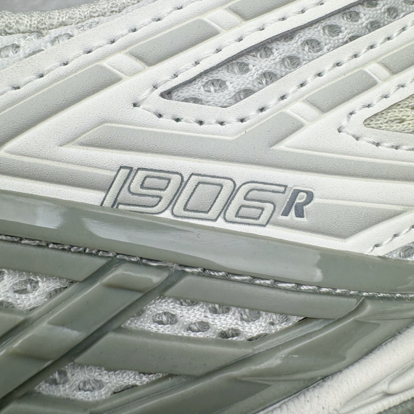 图片[15]-＃M纯原 New Balance M1906RGP 灰白绿 NB新百伦潮流复古织物皮革减震防滑耐磨轻便低帮跑步鞋 原档数据独立私模大底 唯一正确六层组合大底 RB前软后硬 百分百还原原鞋脚感 基于市场现有版本全新升级调整 NB市场最强产物 全网最全配色加持 全套原楦原纸板原厂数据开发 全鞋电脑针车加持 原厂网布 原装进口头层翻毛皮料正确绒感卡色 正确中底拉帮中底网布细节 一比一手工擦旧效果 冲裁组合 匠心打造 耗时两个月开发完成 工艺极其复杂难度可想而知 高端零售专供产物 尺码：36 37 37.5 38 38.5 39.5 40 40.5 41.5 42 42.5 43 44 44.5 45 45.5 46.5 47-选品中心