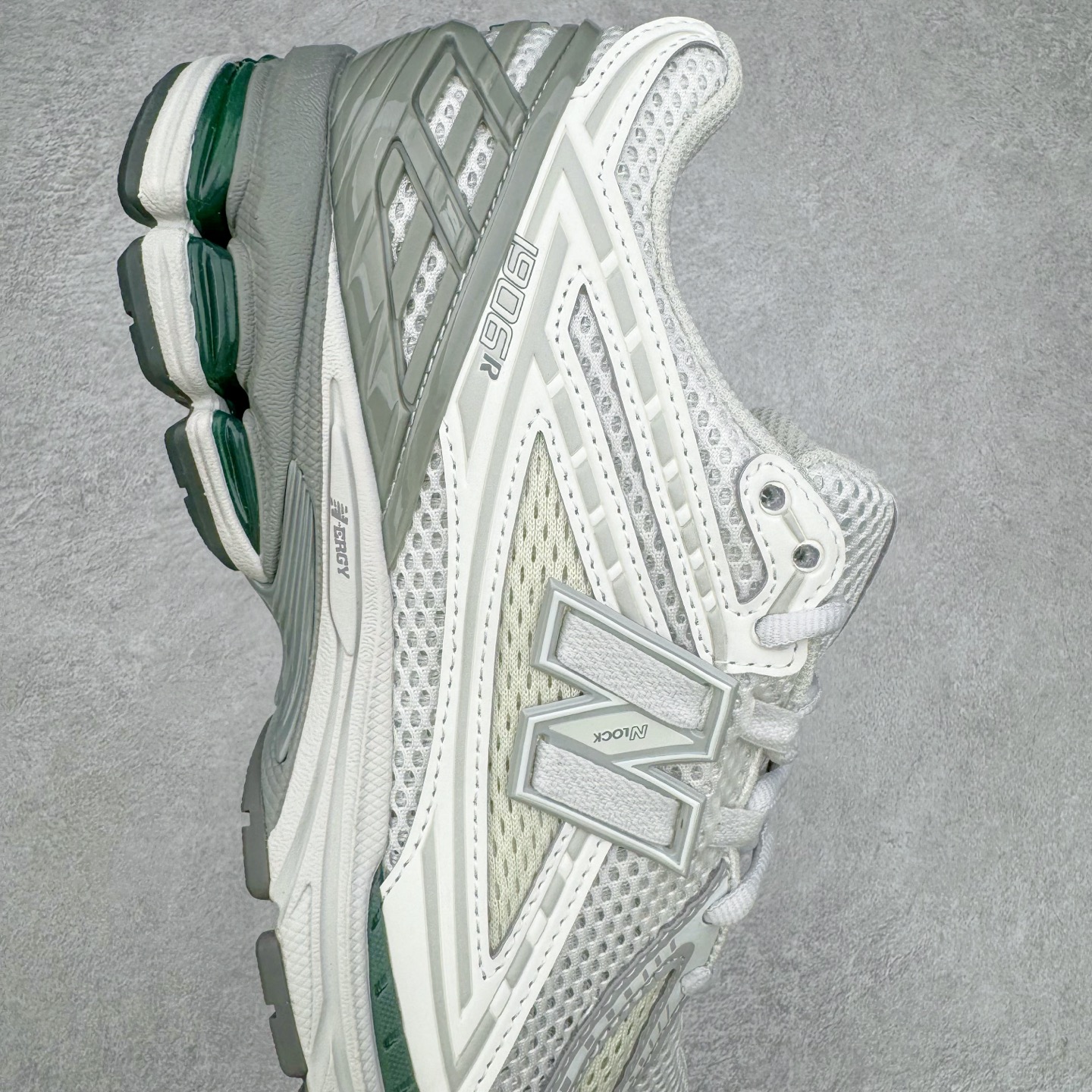 图片[6]-＃M纯原 New Balance M1906RGP 灰白绿 NB新百伦潮流复古织物皮革减震防滑耐磨轻便低帮跑步鞋 原档数据独立私模大底 唯一正确六层组合大底 RB前软后硬 百分百还原原鞋脚感 基于市场现有版本全新升级调整 NB市场最强产物 全网最全配色加持 全套原楦原纸板原厂数据开发 全鞋电脑针车加持 原厂网布 原装进口头层翻毛皮料正确绒感卡色 正确中底拉帮中底网布细节 一比一手工擦旧效果 冲裁组合 匠心打造 耗时两个月开发完成 工艺极其复杂难度可想而知 高端零售专供产物 尺码：36 37 37.5 38 38.5 39.5 40 40.5 41.5 42 42.5 43 44 44.5 45 45.5 46.5 47-选品中心