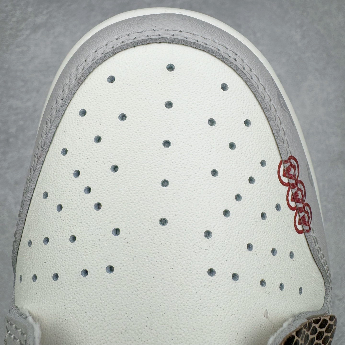 图片[16]-＃YC纯原 NK Dunk Low 环岁之礼 FB7160-161 定制系列天花板 无原鞋不开发 全系列得物原鞋一比一校对开发 配色持续更新中 终端对接 优势输出 全套原厂楦头原纸板数据档案倾力打造 原汁原味莞产 极致还原 圈内最强针车工艺 高端零售指定版 广东原厂配套原盒原标 鞋盒分三个尺码段 原厂冲刀 超高清洁度 全鞋零毛边皮料切割 采用原厂百宏鞋带以及原厂百宏织唛舌标 内标可供原厂几率过验 进口原装条纹中底布 四线拉帮白色点胶 原厂拉帮手法遵循公司 原厂电绣 极致还原 尺码：36 36.5 37.5 38 38.5 39 40 40.5 41 42 42.5 43 44 44.5 45 46-选品中心