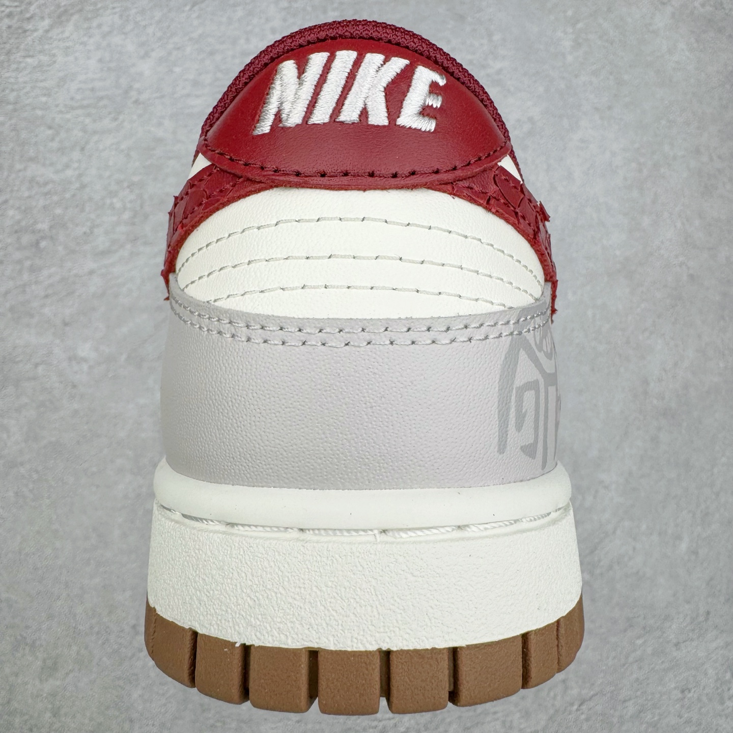 图片[8]-＃YC纯原 NK Dunk Low 环岁之礼 FB7160-161 定制系列天花板 无原鞋不开发 全系列得物原鞋一比一校对开发 配色持续更新中 终端对接 优势输出 全套原厂楦头原纸板数据档案倾力打造 原汁原味莞产 极致还原 圈内最强针车工艺 高端零售指定版 广东原厂配套原盒原标 鞋盒分三个尺码段 原厂冲刀 超高清洁度 全鞋零毛边皮料切割 采用原厂百宏鞋带以及原厂百宏织唛舌标 内标可供原厂几率过验 进口原装条纹中底布 四线拉帮白色点胶 原厂拉帮手法遵循公司 原厂电绣 极致还原 尺码：36 36.5 37.5 38 38.5 39 40 40.5 41 42 42.5 43 44 44.5 45 46-选品中心