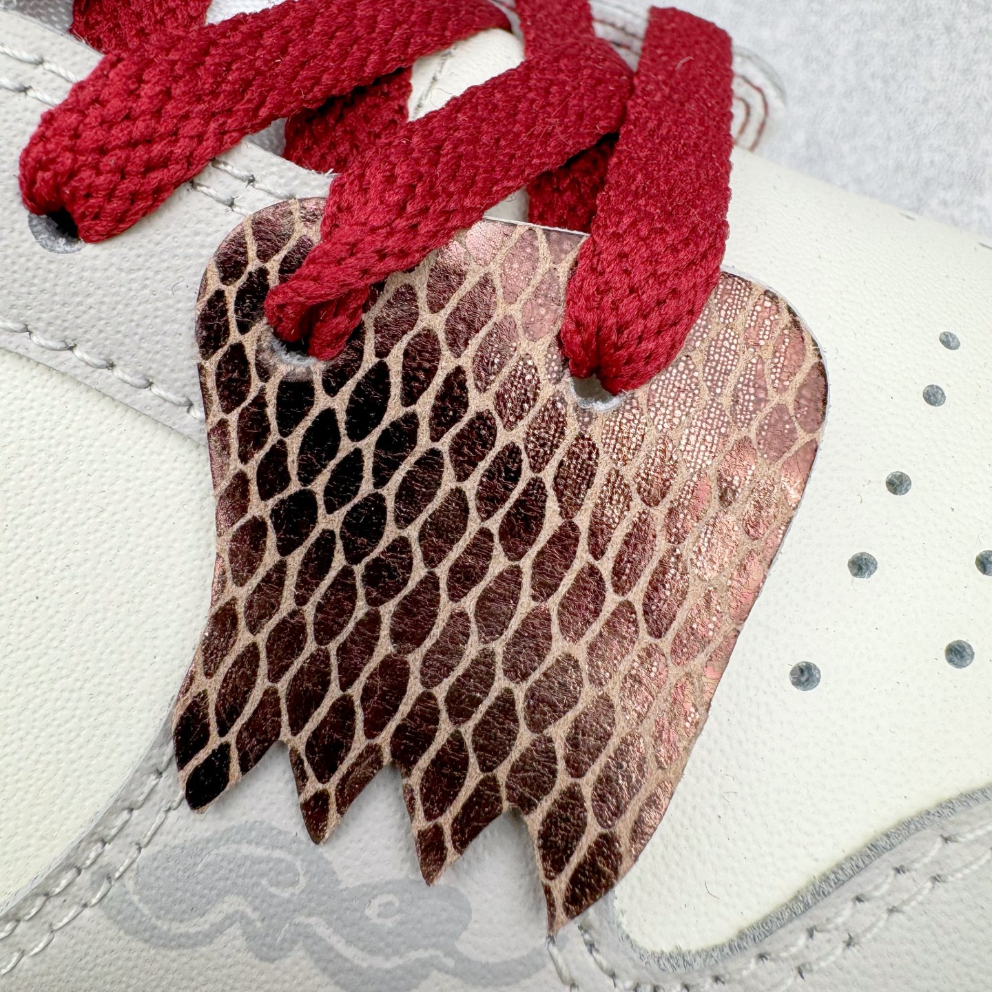 图片[12]-＃YC纯原 NK Dunk Low 环岁之礼 FB7160-161 定制系列天花板 无原鞋不开发 全系列得物原鞋一比一校对开发 配色持续更新中 终端对接 优势输出 全套原厂楦头原纸板数据档案倾力打造 原汁原味莞产 极致还原 圈内最强针车工艺 高端零售指定版 广东原厂配套原盒原标 鞋盒分三个尺码段 原厂冲刀 超高清洁度 全鞋零毛边皮料切割 采用原厂百宏鞋带以及原厂百宏织唛舌标 内标可供原厂几率过验 进口原装条纹中底布 四线拉帮白色点胶 原厂拉帮手法遵循公司 原厂电绣 极致还原 尺码：36 36.5 37.5 38 38.5 39 40 40.5 41 42 42.5 43 44 44.5 45 46-选品中心