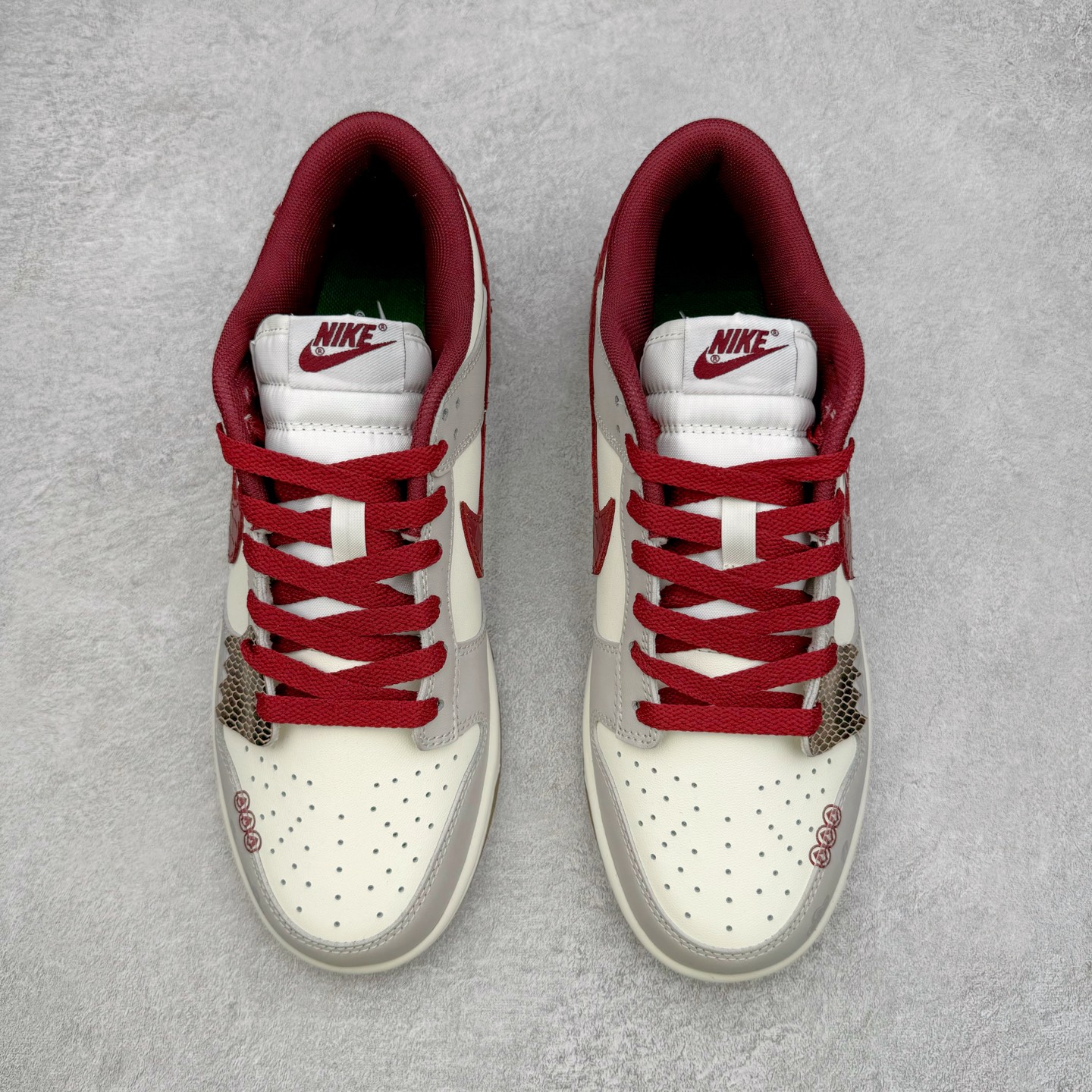 图片[2]-＃YC纯原 NK Dunk Low 环岁之礼 FB7160-161 定制系列天花板 无原鞋不开发 全系列得物原鞋一比一校对开发 配色持续更新中 终端对接 优势输出 全套原厂楦头原纸板数据档案倾力打造 原汁原味莞产 极致还原 圈内最强针车工艺 高端零售指定版 广东原厂配套原盒原标 鞋盒分三个尺码段 原厂冲刀 超高清洁度 全鞋零毛边皮料切割 采用原厂百宏鞋带以及原厂百宏织唛舌标 内标可供原厂几率过验 进口原装条纹中底布 四线拉帮白色点胶 原厂拉帮手法遵循公司 原厂电绣 极致还原 尺码：36 36.5 37.5 38 38.5 39 40 40.5 41 42 42.5 43 44 44.5 45 46-选品中心