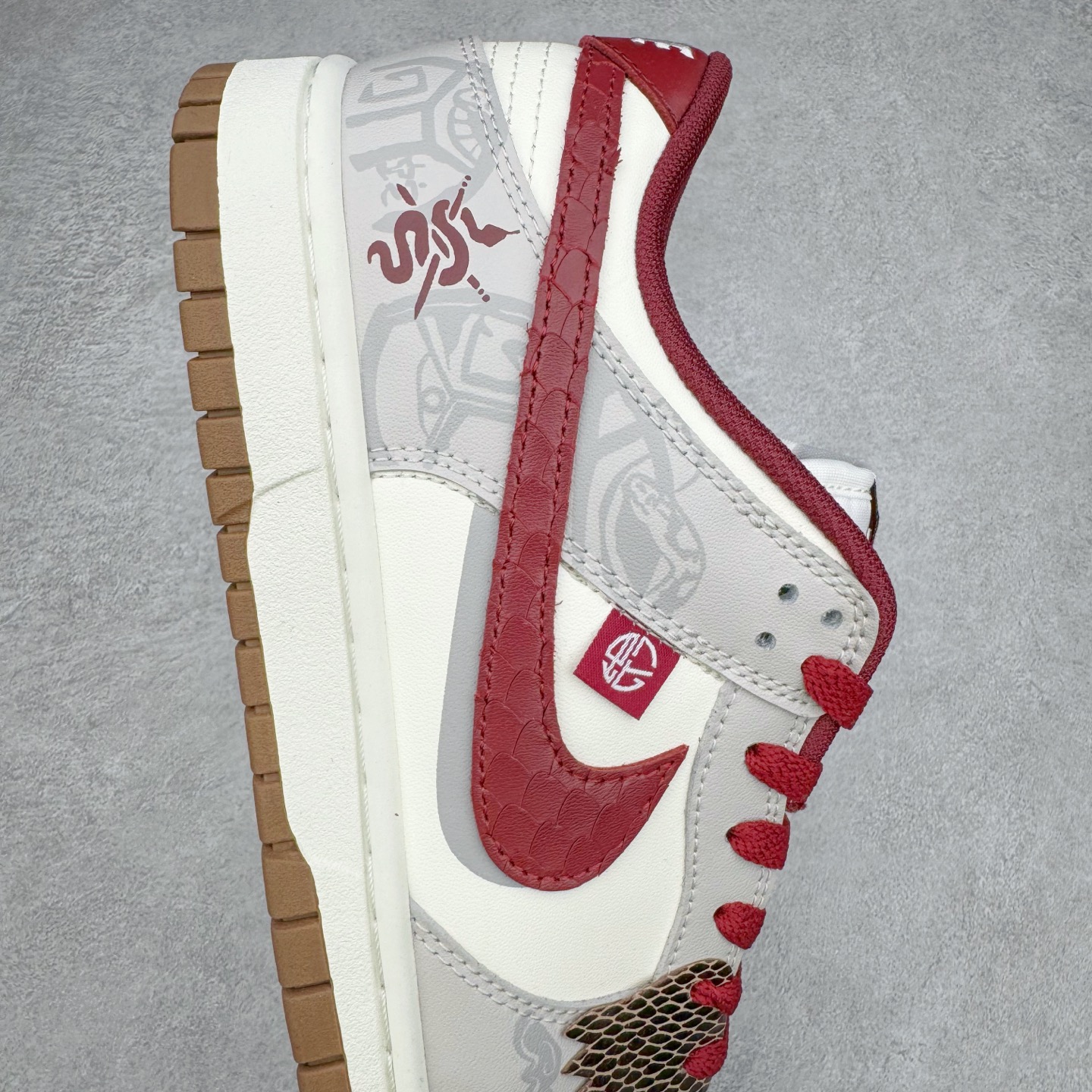 图片[6]-＃YC纯原 NK Dunk Low 环岁之礼 FB7160-161 定制系列天花板 无原鞋不开发 全系列得物原鞋一比一校对开发 配色持续更新中 终端对接 优势输出 全套原厂楦头原纸板数据档案倾力打造 原汁原味莞产 极致还原 圈内最强针车工艺 高端零售指定版 广东原厂配套原盒原标 鞋盒分三个尺码段 原厂冲刀 超高清洁度 全鞋零毛边皮料切割 采用原厂百宏鞋带以及原厂百宏织唛舌标 内标可供原厂几率过验 进口原装条纹中底布 四线拉帮白色点胶 原厂拉帮手法遵循公司 原厂电绣 极致还原 尺码：36 36.5 37.5 38 38.5 39 40 40.5 41 42 42.5 43 44 44.5 45 46-选品中心