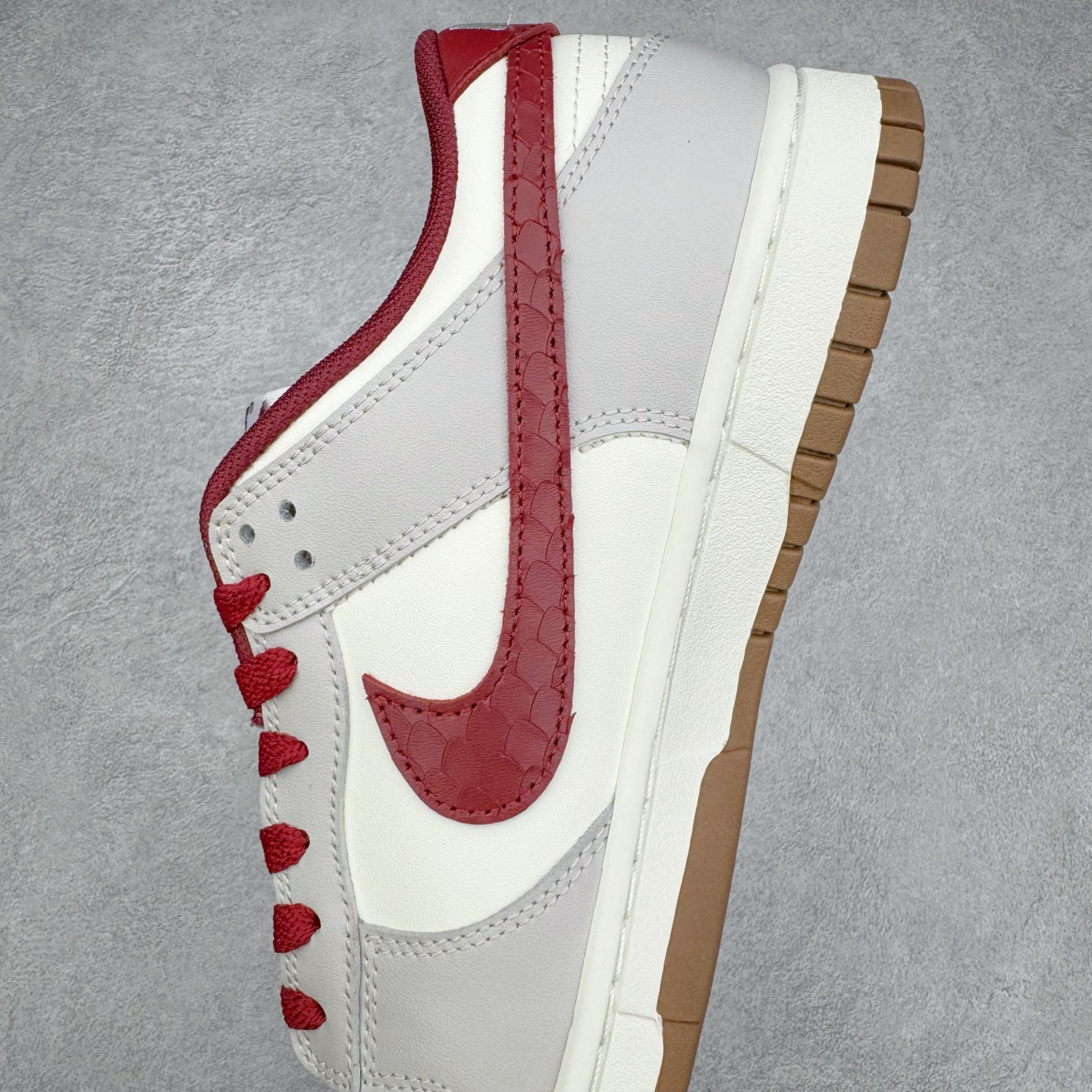 图片[7]-＃YC纯原 NK Dunk Low 环岁之礼 FB7160-161 定制系列天花板 无原鞋不开发 全系列得物原鞋一比一校对开发 配色持续更新中 终端对接 优势输出 全套原厂楦头原纸板数据档案倾力打造 原汁原味莞产 极致还原 圈内最强针车工艺 高端零售指定版 广东原厂配套原盒原标 鞋盒分三个尺码段 原厂冲刀 超高清洁度 全鞋零毛边皮料切割 采用原厂百宏鞋带以及原厂百宏织唛舌标 内标可供原厂几率过验 进口原装条纹中底布 四线拉帮白色点胶 原厂拉帮手法遵循公司 原厂电绣 极致还原 尺码：36 36.5 37.5 38 38.5 39 40 40.5 41 42 42.5 43 44 44.5 45 46-选品中心