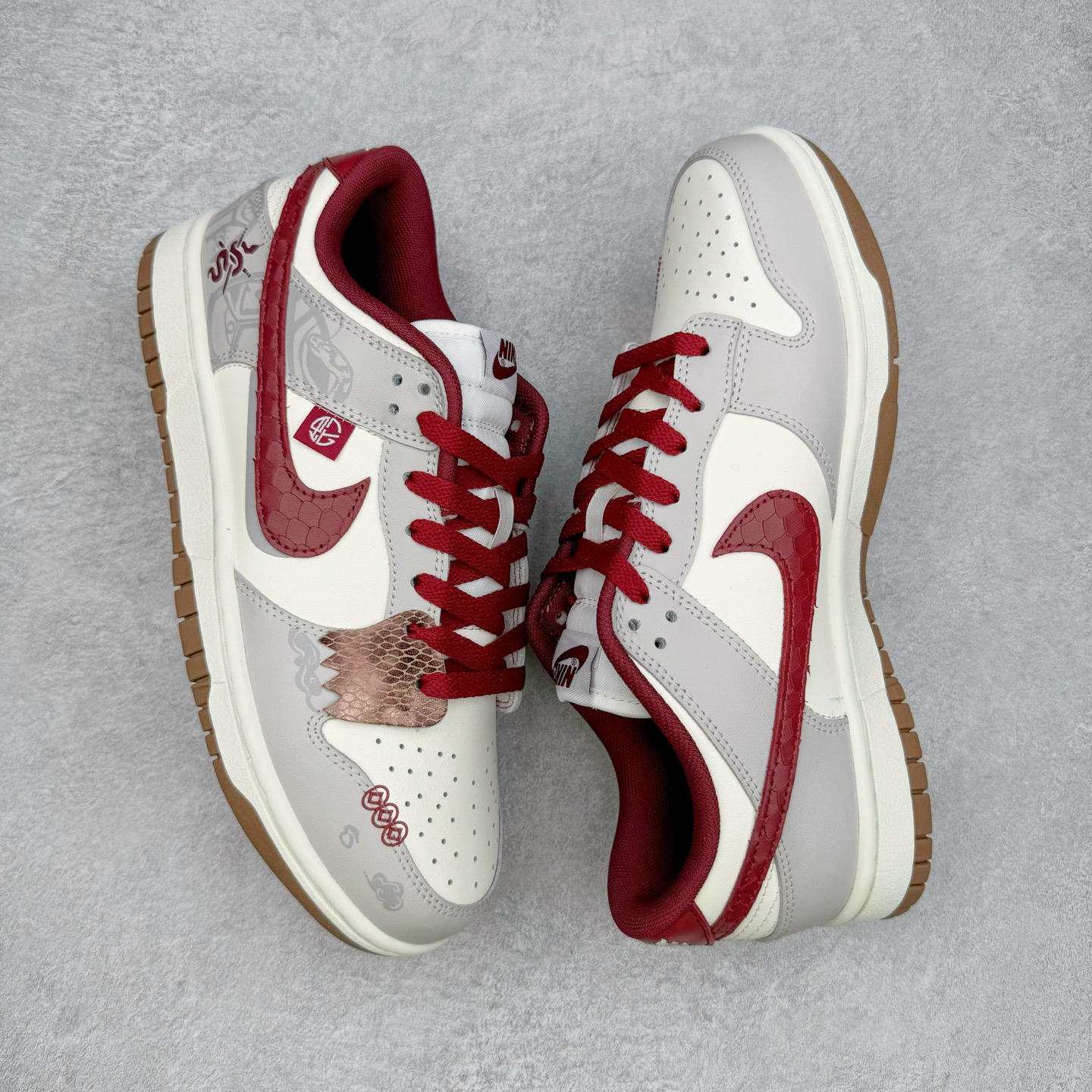 图片[3]-＃YC纯原 NK Dunk Low 环岁之礼 FB7160-161 定制系列天花板 无原鞋不开发 全系列得物原鞋一比一校对开发 配色持续更新中 终端对接 优势输出 全套原厂楦头原纸板数据档案倾力打造 原汁原味莞产 极致还原 圈内最强针车工艺 高端零售指定版 广东原厂配套原盒原标 鞋盒分三个尺码段 原厂冲刀 超高清洁度 全鞋零毛边皮料切割 采用原厂百宏鞋带以及原厂百宏织唛舌标 内标可供原厂几率过验 进口原装条纹中底布 四线拉帮白色点胶 原厂拉帮手法遵循公司 原厂电绣 极致还原 尺码：36 36.5 37.5 38 38.5 39 40 40.5 41 42 42.5 43 44 44.5 45 46-选品中心