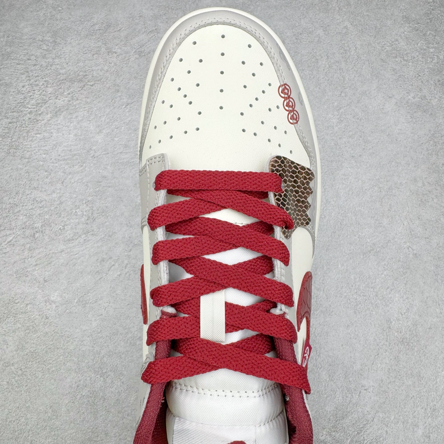 图片[4]-＃YC纯原 NK Dunk Low 环岁之礼 FB7160-161 定制系列天花板 无原鞋不开发 全系列得物原鞋一比一校对开发 配色持续更新中 终端对接 优势输出 全套原厂楦头原纸板数据档案倾力打造 原汁原味莞产 极致还原 圈内最强针车工艺 高端零售指定版 广东原厂配套原盒原标 鞋盒分三个尺码段 原厂冲刀 超高清洁度 全鞋零毛边皮料切割 采用原厂百宏鞋带以及原厂百宏织唛舌标 内标可供原厂几率过验 进口原装条纹中底布 四线拉帮白色点胶 原厂拉帮手法遵循公司 原厂电绣 极致还原 尺码：36 36.5 37.5 38 38.5 39 40 40.5 41 42 42.5 43 44 44.5 45 46-选品中心