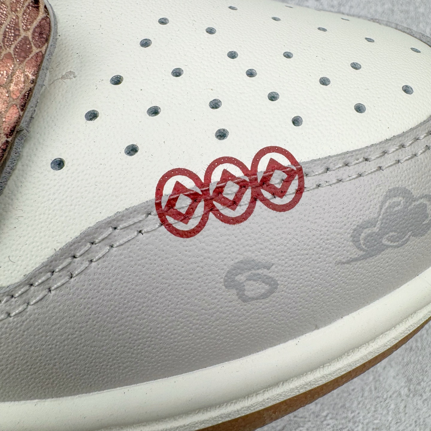 图片[13]-＃YC纯原 NK Dunk Low 环岁之礼 FB7160-161 定制系列天花板 无原鞋不开发 全系列得物原鞋一比一校对开发 配色持续更新中 终端对接 优势输出 全套原厂楦头原纸板数据档案倾力打造 原汁原味莞产 极致还原 圈内最强针车工艺 高端零售指定版 广东原厂配套原盒原标 鞋盒分三个尺码段 原厂冲刀 超高清洁度 全鞋零毛边皮料切割 采用原厂百宏鞋带以及原厂百宏织唛舌标 内标可供原厂几率过验 进口原装条纹中底布 四线拉帮白色点胶 原厂拉帮手法遵循公司 原厂电绣 极致还原 尺码：36 36.5 37.5 38 38.5 39 40 40.5 41 42 42.5 43 44 44.5 45 46-选品中心