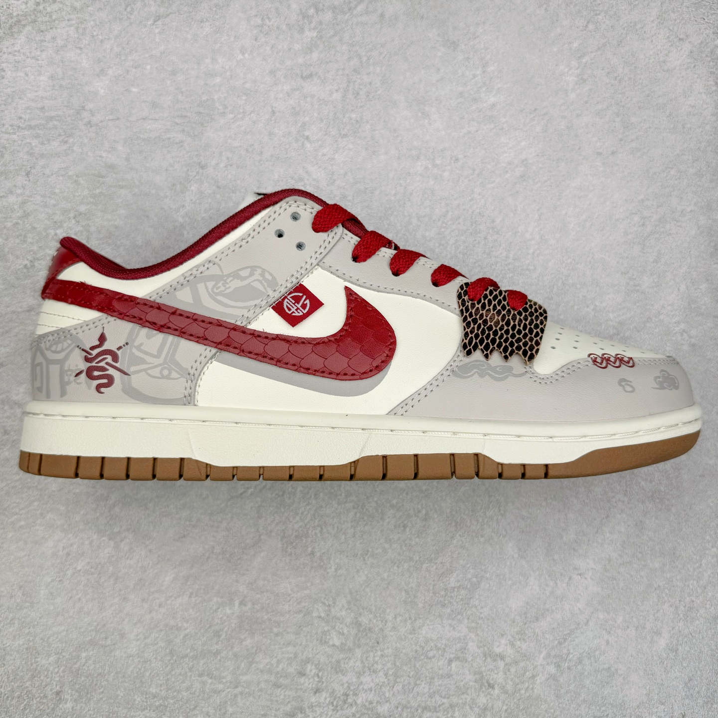 ＃YC纯原 NK Dunk Low 环岁之礼 FB7160-161 定制系列天花板 无原鞋不开发 全系列得物原鞋一比一校对开发 配色持续更新中 终端对接 优势输出 全套原厂楦头原纸板数据档案倾力打造 原汁原味莞产 极致还原 圈内最强针车工艺 高端零售指定版 广东原厂配套原盒原标 鞋盒分三个尺码段 原厂冲刀 超高清洁度 全鞋零毛边皮料切割 采用原厂百宏鞋带以及原厂百宏织唛舌标 内标可供原厂几率过验 进口原装条纹中底布 四线拉帮白色点胶 原厂拉帮手法遵循公司 原厂电绣 极致还原 尺码：36 36.5 37.5 38 38.5 39 40 40.5 41 42 42.5 43 44 44.5 45 46-选品中心