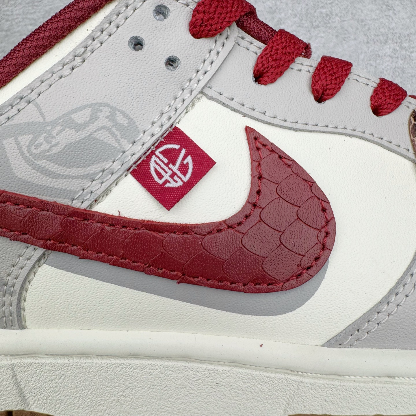 图片[14]-＃YC纯原 NK Dunk Low 环岁之礼 FB7160-161 定制系列天花板 无原鞋不开发 全系列得物原鞋一比一校对开发 配色持续更新中 终端对接 优势输出 全套原厂楦头原纸板数据档案倾力打造 原汁原味莞产 极致还原 圈内最强针车工艺 高端零售指定版 广东原厂配套原盒原标 鞋盒分三个尺码段 原厂冲刀 超高清洁度 全鞋零毛边皮料切割 采用原厂百宏鞋带以及原厂百宏织唛舌标 内标可供原厂几率过验 进口原装条纹中底布 四线拉帮白色点胶 原厂拉帮手法遵循公司 原厂电绣 极致还原 尺码：36 36.5 37.5 38 38.5 39 40 40.5 41 42 42.5 43 44 44.5 45 46-选品中心