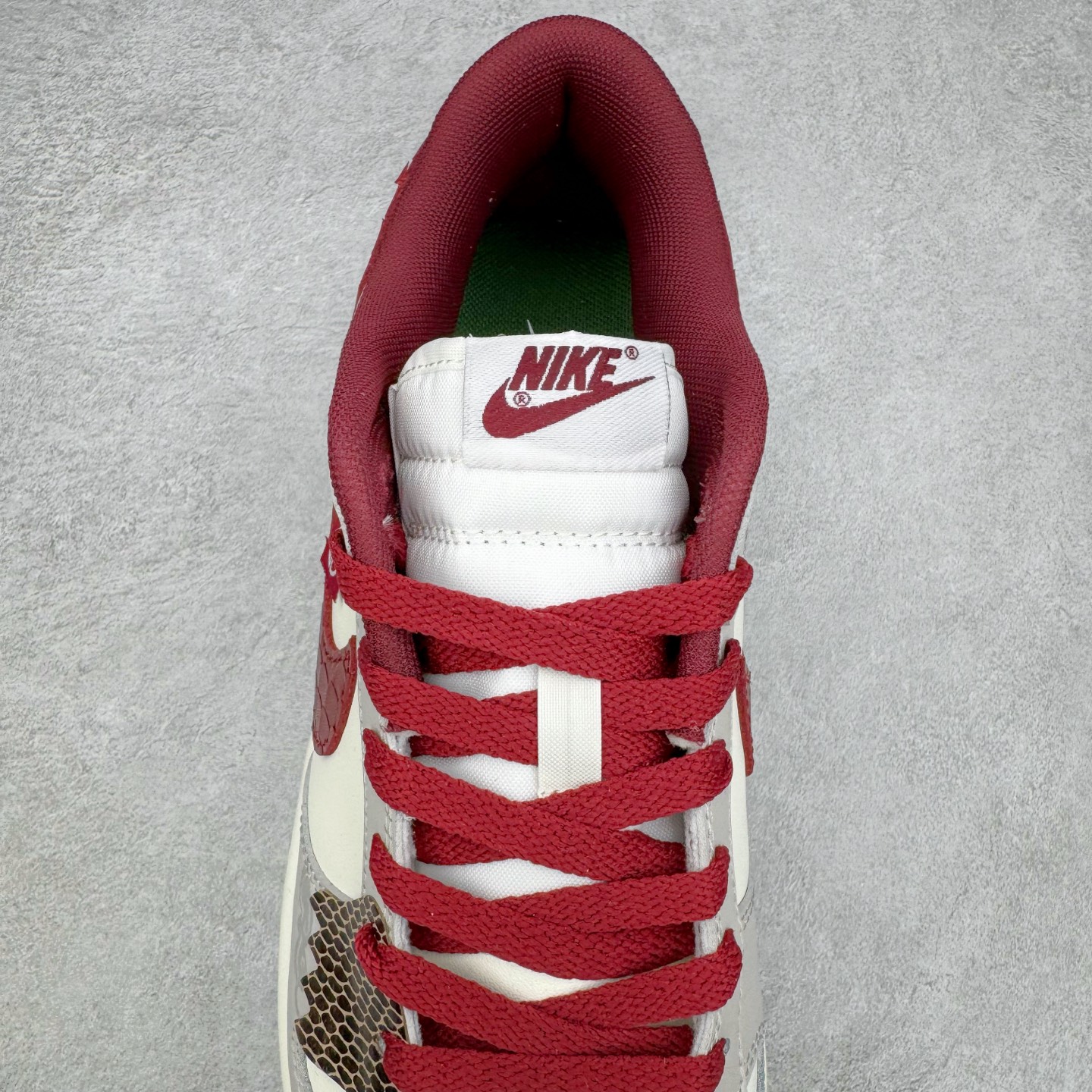 图片[5]-＃YC纯原 NK Dunk Low 环岁之礼 FB7160-161 定制系列天花板 无原鞋不开发 全系列得物原鞋一比一校对开发 配色持续更新中 终端对接 优势输出 全套原厂楦头原纸板数据档案倾力打造 原汁原味莞产 极致还原 圈内最强针车工艺 高端零售指定版 广东原厂配套原盒原标 鞋盒分三个尺码段 原厂冲刀 超高清洁度 全鞋零毛边皮料切割 采用原厂百宏鞋带以及原厂百宏织唛舌标 内标可供原厂几率过验 进口原装条纹中底布 四线拉帮白色点胶 原厂拉帮手法遵循公司 原厂电绣 极致还原 尺码：36 36.5 37.5 38 38.5 39 40 40.5 41 42 42.5 43 44 44.5 45 46-选品中心