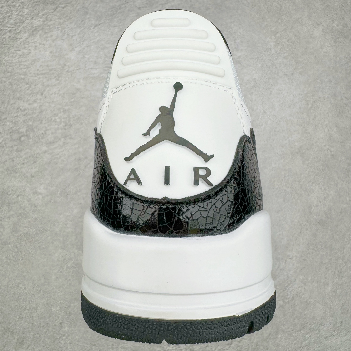 图片[8]-＃KZ神版 Air Jordan Legacy AJ312 Low 低帮复古篮球鞋 白黑 FQ7827-110 市场最强独一档产物 全套原纸板楦头开发 原厂大底磨具加持立体防滑纹理 原档数据后跟TPU子母扣魔术贴 原装可视Air Sole气垫 原汁原味最完美的312代版型 唯一正确鞋头趴度弧度高度鞋身腰线 进口港宝加持 后跟自然饱满 全鞋荧光划线卡点 追求极致完美 每一双都是工艺品 多重QC质检 超越公司货的品控标准 实实在在的免检产品 鞋身采用了皮革材质打造 横跨鞋面的魔术贴十分吸睛 侧面的Swoosh Logo的一部分被鞋面遮挡了一部分 颇具玩味 魔术贴上标有NK标识 而鞋舌上是Jordan的经典红色飞翼Logo 后跟和鞋底均采用了AJ3的设计 后跟上同样也使用了经典的爆裂纹图案 尺码：36 36.5 37.5 38 38.5 39 40 40.5 41 42 42.5 43 44 44.5 45 46 47.5-选品中心
