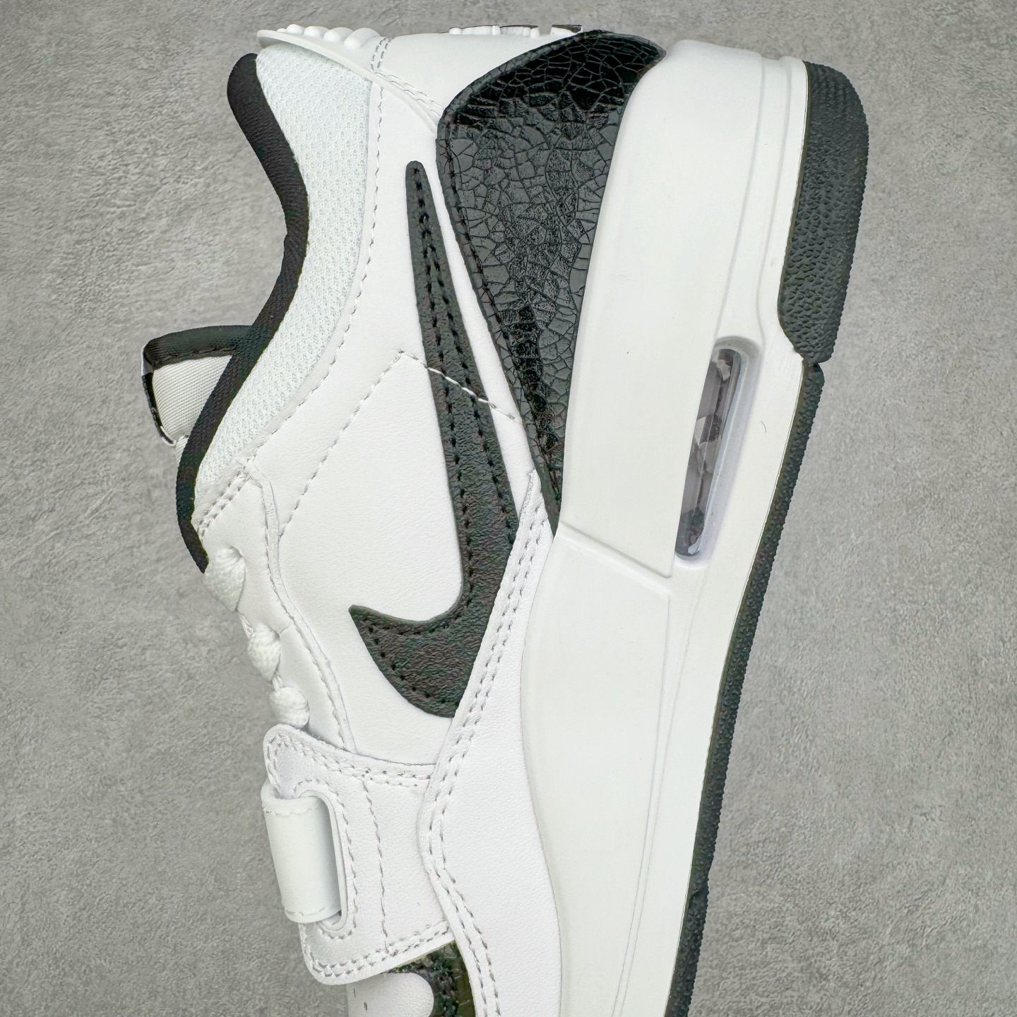 图片[7]-＃KZ神版 Air Jordan Legacy AJ312 Low 低帮复古篮球鞋 白黑 FQ7827-110 市场最强独一档产物 全套原纸板楦头开发 原厂大底磨具加持立体防滑纹理 原档数据后跟TPU子母扣魔术贴 原装可视Air Sole气垫 原汁原味最完美的312代版型 唯一正确鞋头趴度弧度高度鞋身腰线 进口港宝加持 后跟自然饱满 全鞋荧光划线卡点 追求极致完美 每一双都是工艺品 多重QC质检 超越公司货的品控标准 实实在在的免检产品 鞋身采用了皮革材质打造 横跨鞋面的魔术贴十分吸睛 侧面的Swoosh Logo的一部分被鞋面遮挡了一部分 颇具玩味 魔术贴上标有NK标识 而鞋舌上是Jordan的经典红色飞翼Logo 后跟和鞋底均采用了AJ3的设计 后跟上同样也使用了经典的爆裂纹图案 尺码：36 36.5 37.5 38 38.5 39 40 40.5 41 42 42.5 43 44 44.5 45 46 47.5-选品中心