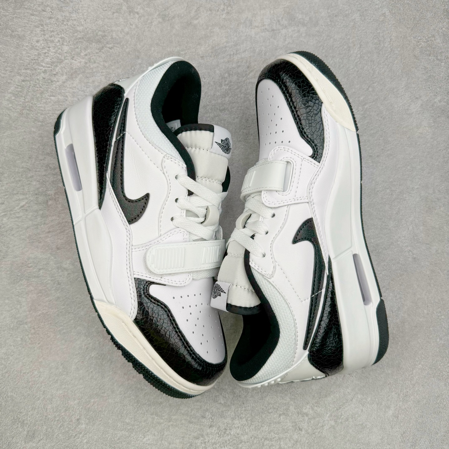 图片[3]-＃KZ神版 Air Jordan Legacy AJ312 Low 低帮复古篮球鞋 白黑 FQ7827-110 市场最强独一档产物 全套原纸板楦头开发 原厂大底磨具加持立体防滑纹理 原档数据后跟TPU子母扣魔术贴 原装可视Air Sole气垫 原汁原味最完美的312代版型 唯一正确鞋头趴度弧度高度鞋身腰线 进口港宝加持 后跟自然饱满 全鞋荧光划线卡点 追求极致完美 每一双都是工艺品 多重QC质检 超越公司货的品控标准 实实在在的免检产品 鞋身采用了皮革材质打造 横跨鞋面的魔术贴十分吸睛 侧面的Swoosh Logo的一部分被鞋面遮挡了一部分 颇具玩味 魔术贴上标有NK标识 而鞋舌上是Jordan的经典红色飞翼Logo 后跟和鞋底均采用了AJ3的设计 后跟上同样也使用了经典的爆裂纹图案 尺码：36 36.5 37.5 38 38.5 39 40 40.5 41 42 42.5 43 44 44.5 45 46 47.5-选品中心