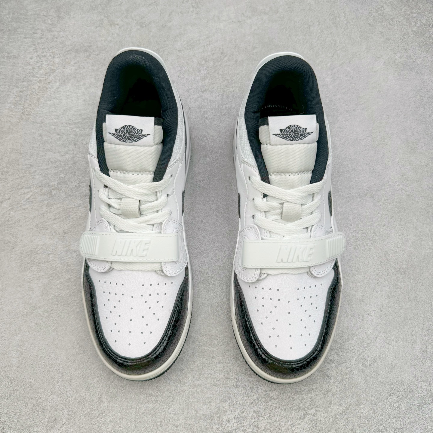 图片[2]-＃KZ神版 Air Jordan Legacy AJ312 Low 低帮复古篮球鞋 白黑 FQ7827-110 市场最强独一档产物 全套原纸板楦头开发 原厂大底磨具加持立体防滑纹理 原档数据后跟TPU子母扣魔术贴 原装可视Air Sole气垫 原汁原味最完美的312代版型 唯一正确鞋头趴度弧度高度鞋身腰线 进口港宝加持 后跟自然饱满 全鞋荧光划线卡点 追求极致完美 每一双都是工艺品 多重QC质检 超越公司货的品控标准 实实在在的免检产品 鞋身采用了皮革材质打造 横跨鞋面的魔术贴十分吸睛 侧面的Swoosh Logo的一部分被鞋面遮挡了一部分 颇具玩味 魔术贴上标有NK标识 而鞋舌上是Jordan的经典红色飞翼Logo 后跟和鞋底均采用了AJ3的设计 后跟上同样也使用了经典的爆裂纹图案 尺码：36 36.5 37.5 38 38.5 39 40 40.5 41 42 42.5 43 44 44.5 45 46 47.5-选品中心