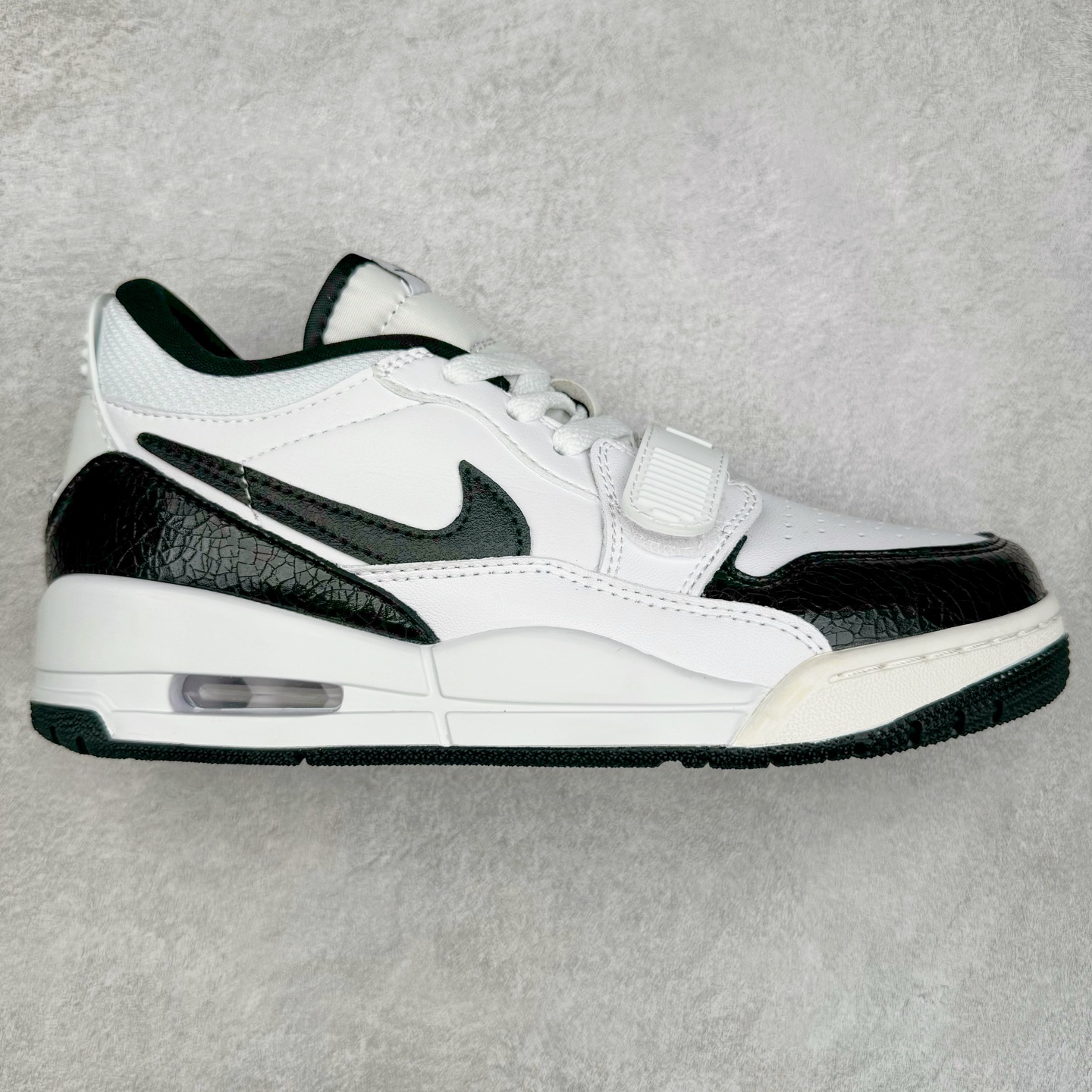 ＃KZ神版 Air Jordan Legacy AJ312 Low 低帮复古篮球鞋 白黑 FQ7827-110 市场最强独一档产物 全套原纸板楦头开发 原厂大底磨具加持立体防滑纹理 原档数据后跟TPU子母扣魔术贴 原装可视Air Sole气垫 原汁原味最完美的312代版型 唯一正确鞋头趴度弧度高度鞋身腰线 进口港宝加持 后跟自然饱满 全鞋荧光划线卡点 追求极致完美 每一双都是工艺品 多重QC质检 超越公司货的品控标准 实实在在的免检产品 鞋身采用了皮革材质打造 横跨鞋面的魔术贴十分吸睛 侧面的Swoosh Logo的一部分被鞋面遮挡了一部分 颇具玩味 魔术贴上标有NK标识 而鞋舌上是Jordan的经典红色飞翼Logo 后跟和鞋底均采用了AJ3的设计 后跟上同样也使用了经典的爆裂纹图案 尺码：36 36.5 37.5 38 38.5 39 40 40.5 41 42 42.5 43 44 44.5 45 46 47.5-选品中心